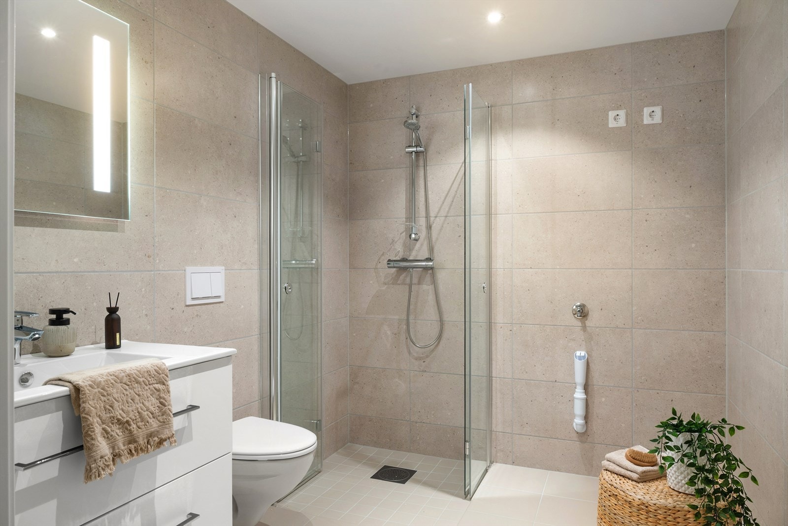 Delikat bad med fliser på gulv og vegger. Badet har varme i gulv. Galleribilde