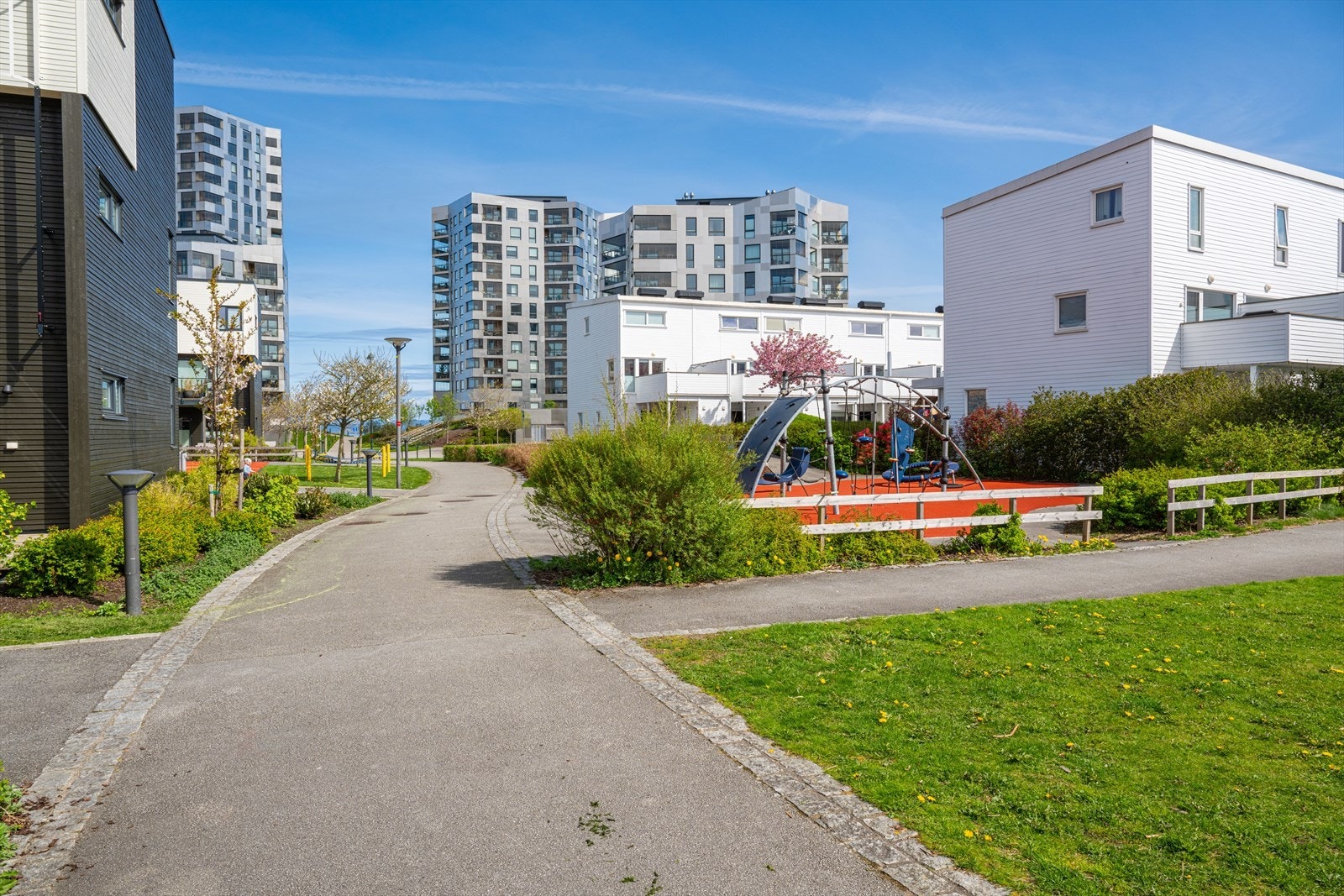 Området er pent opparbeidet med grønne fellesarealer og byr på et trygt, rolig og trafikkskjermet bomiljø. Galleribilde