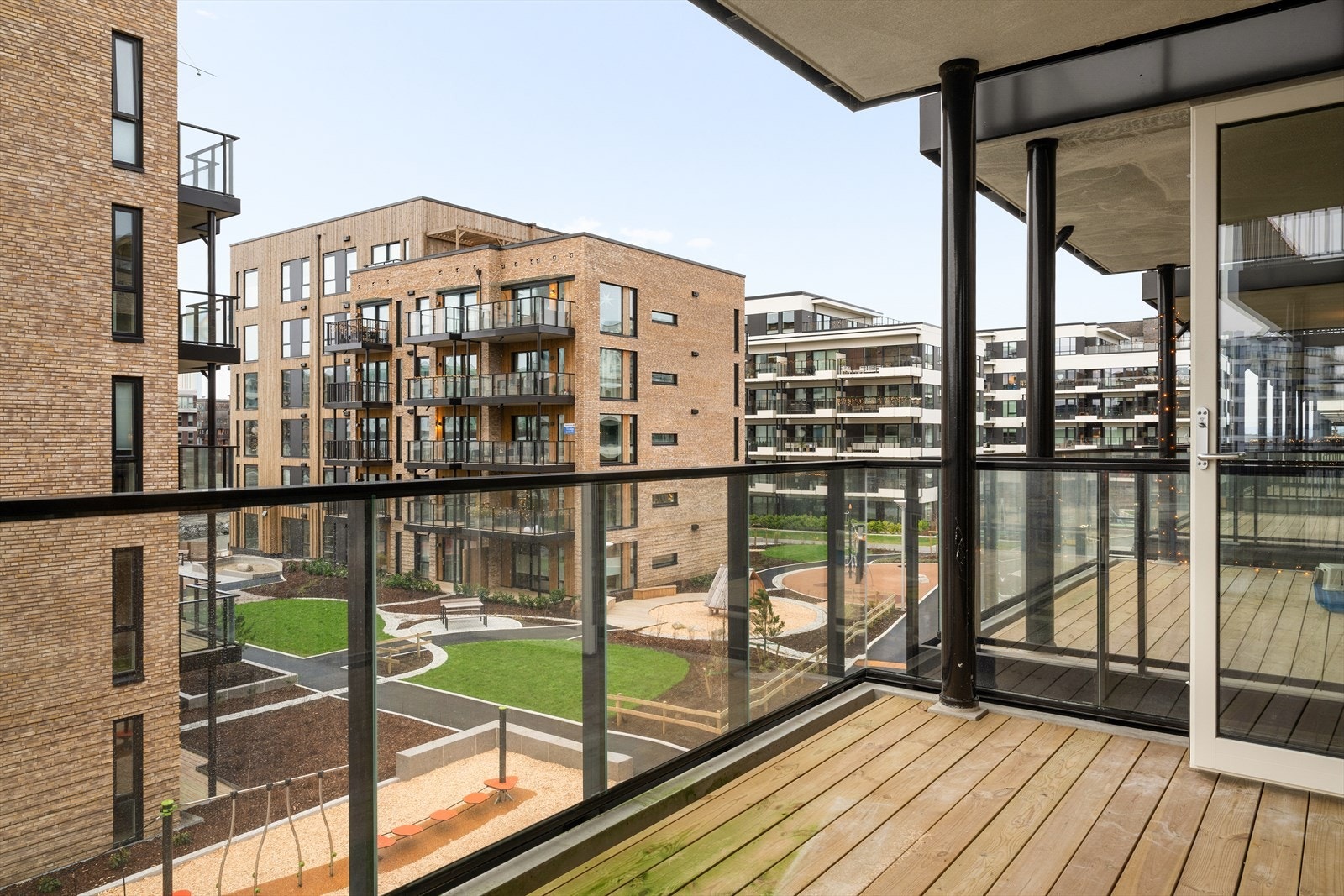 Fra stuen er det direkte utgang til en overbygget balkong på ca. 10 kvm, et flott uterom som egner seg godt for avslapning og hyggelige stunder store deler av året. Galleribilde