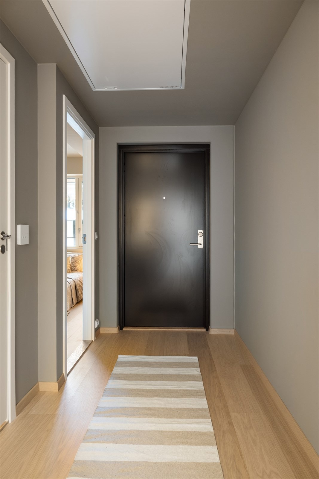 Entréen fremstår lys og innbydende, med god plass til oppbevaring av yttertøy. Galleribilde