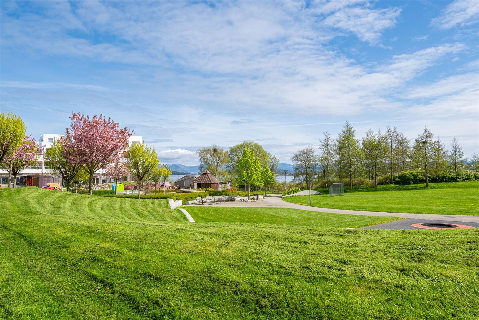 Nærområdet tilbyr et godt utvalg av servicetilbud, med barnehage i nabobygget, Lervig barneskole, dagligvarebutikker som Kiwi og Rema 1000, samt treningssentre som SATS og Storhaug Treningssenter. Galleribilde