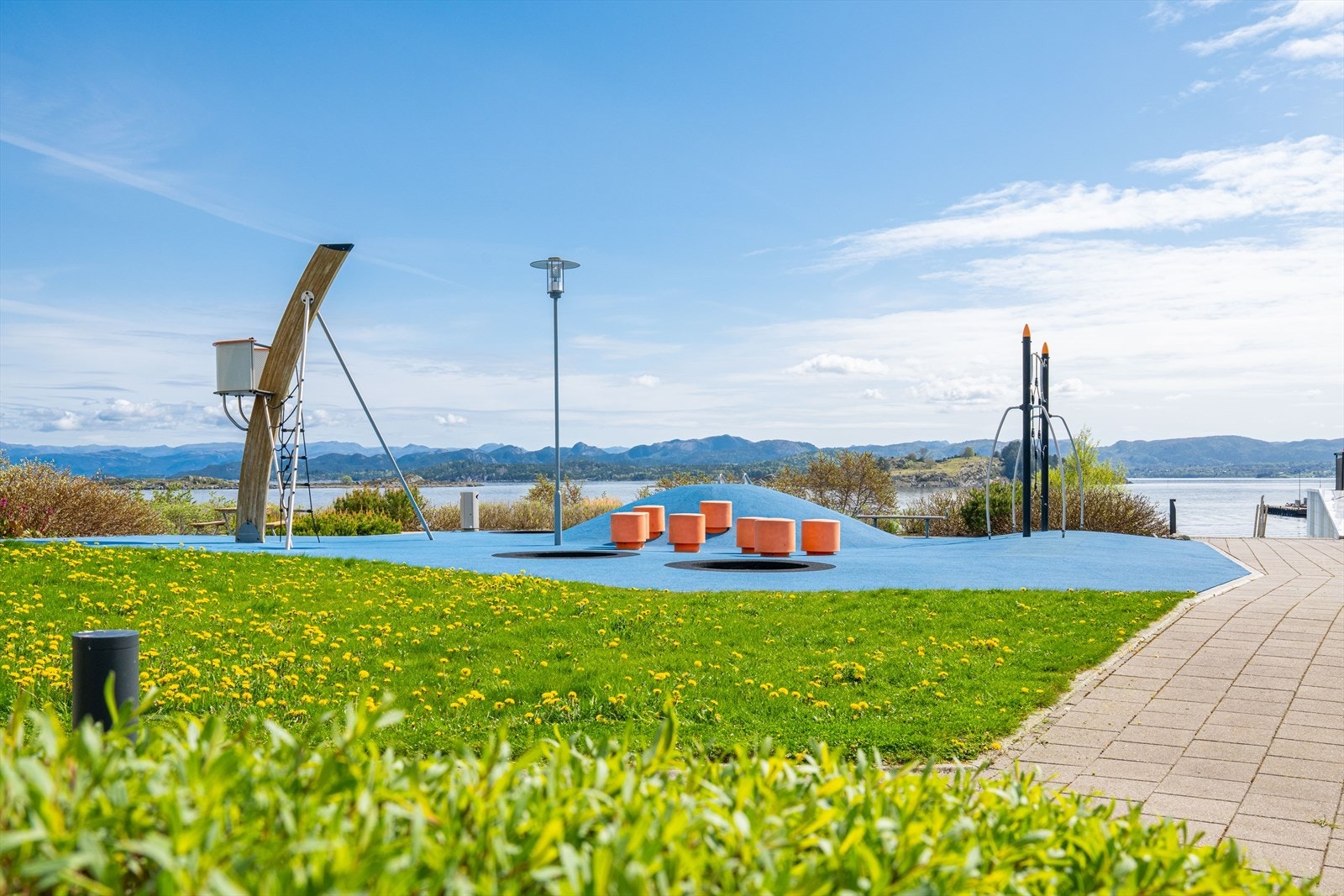 Fra eiendommen har du tilgang til flotte tur og rekreasjonsmuligheter langs promenaden ved Rosenli, Ramsvig og Godalen, samt den populære Blå Promenade som leder via Tou Scene og Badedammen helt til Stavanger sentrum. Galleribilde