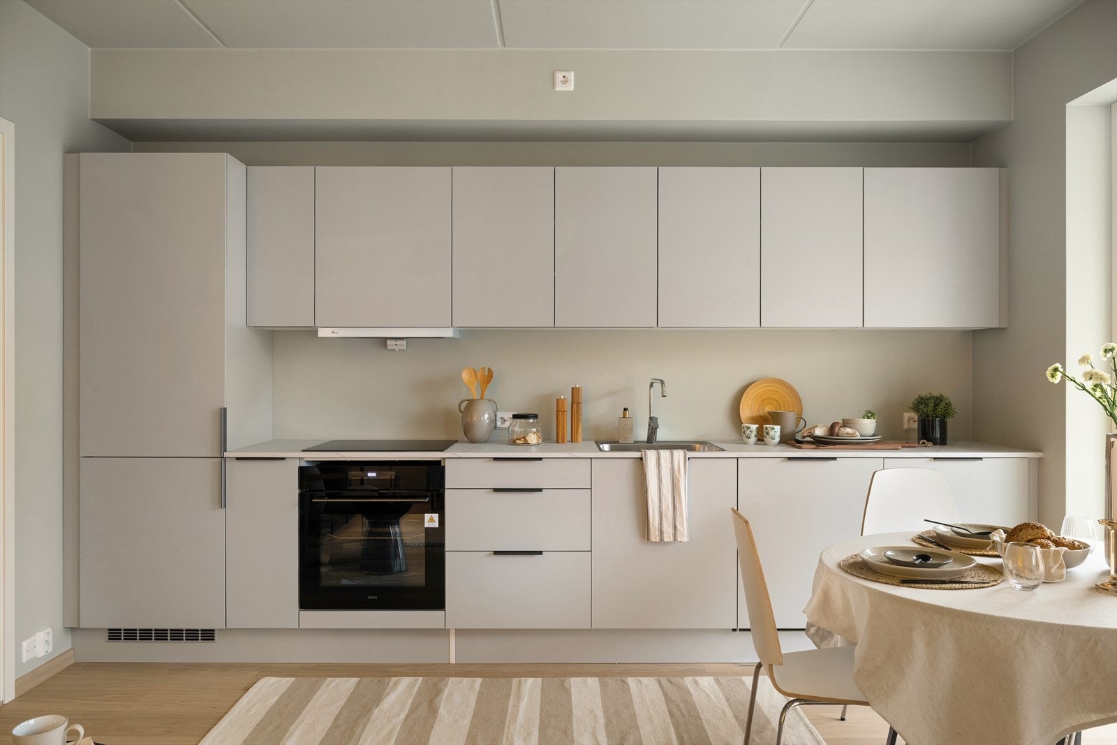 Kjøkkenet har rikelig med skap- og benkeplass, samt integrerte hvitevarer som stekeovn, platetopp, oppvaskmaskin og kombiskap. Galleribilde