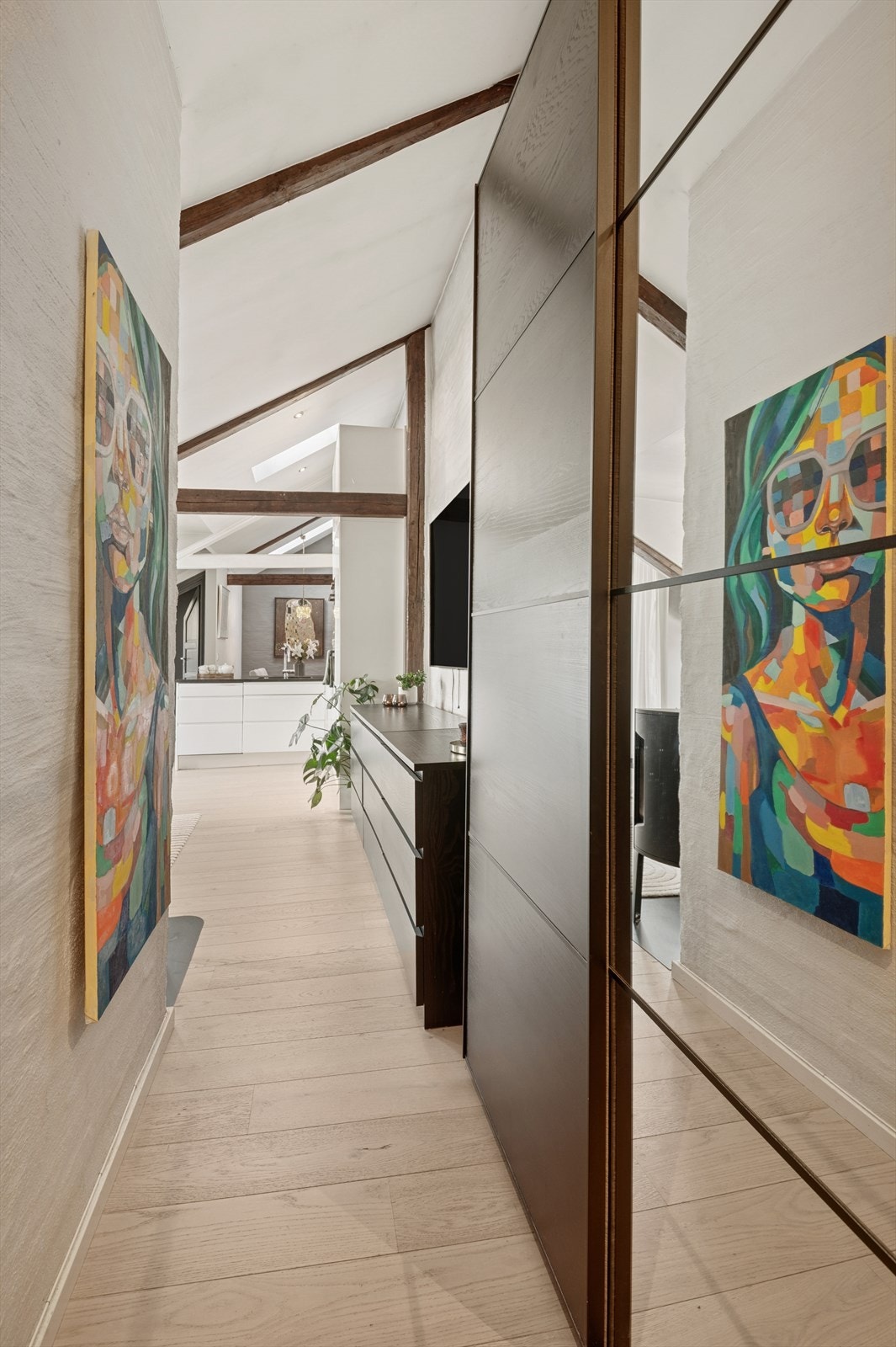 Lys og pen entré med stor skyvedørsgarderobe. Galleribilde