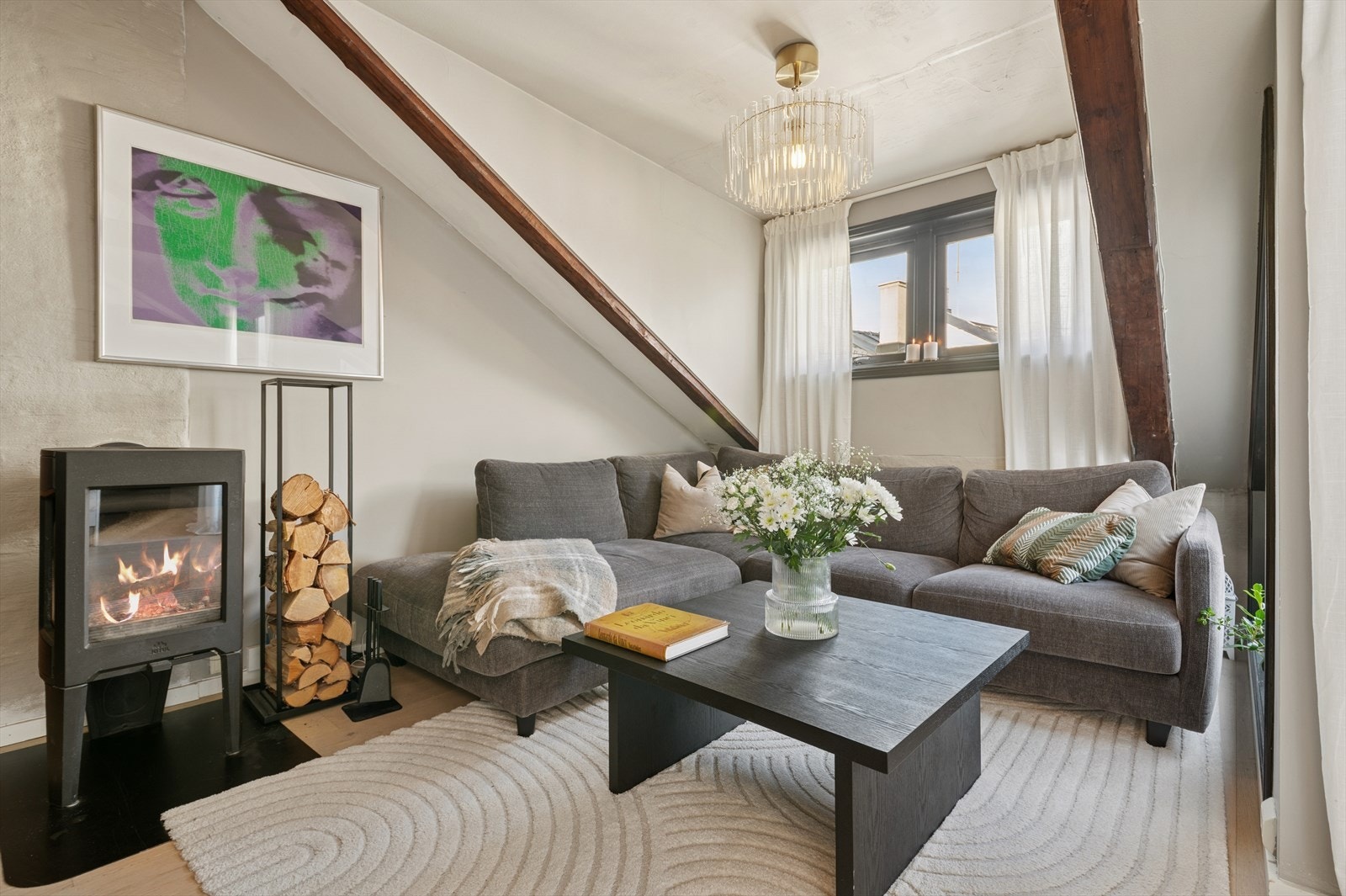 Stuen får rikelig med naturlig lys og er lett å innrede. Galleribilde