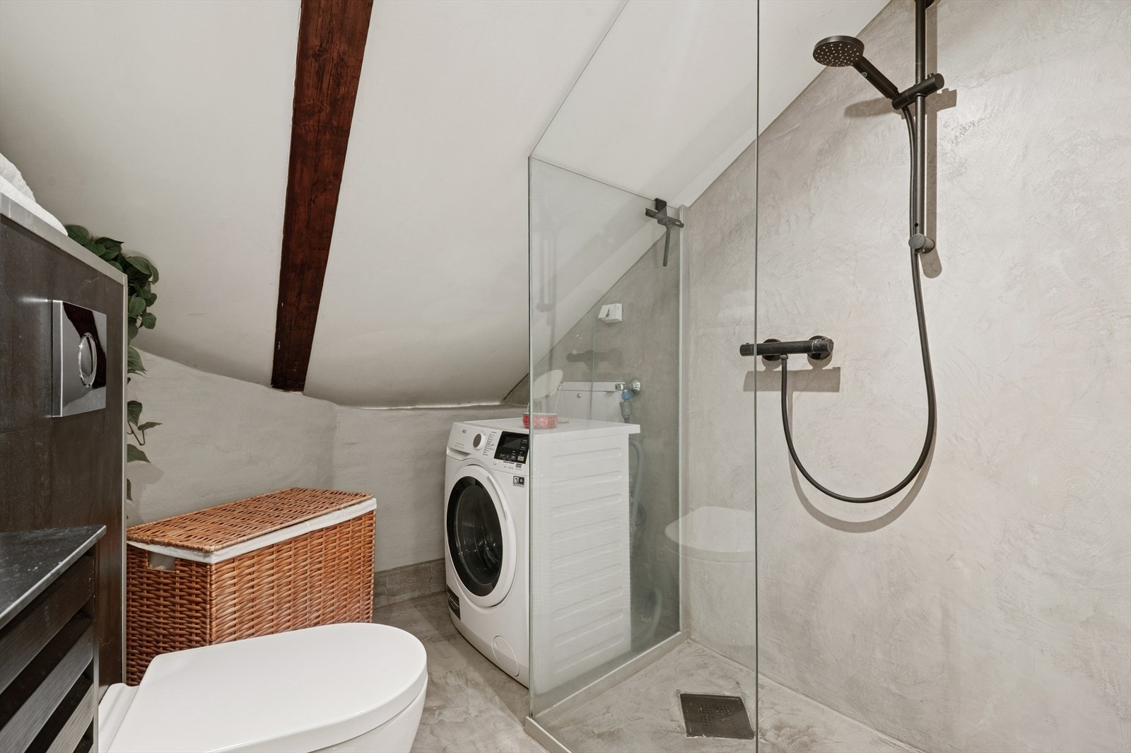 Det er opplegg for vaskemaskin, vegghengt wxc og dusjhjørnet med glassvegger. Varmekabler i gulvet. Galleribilde