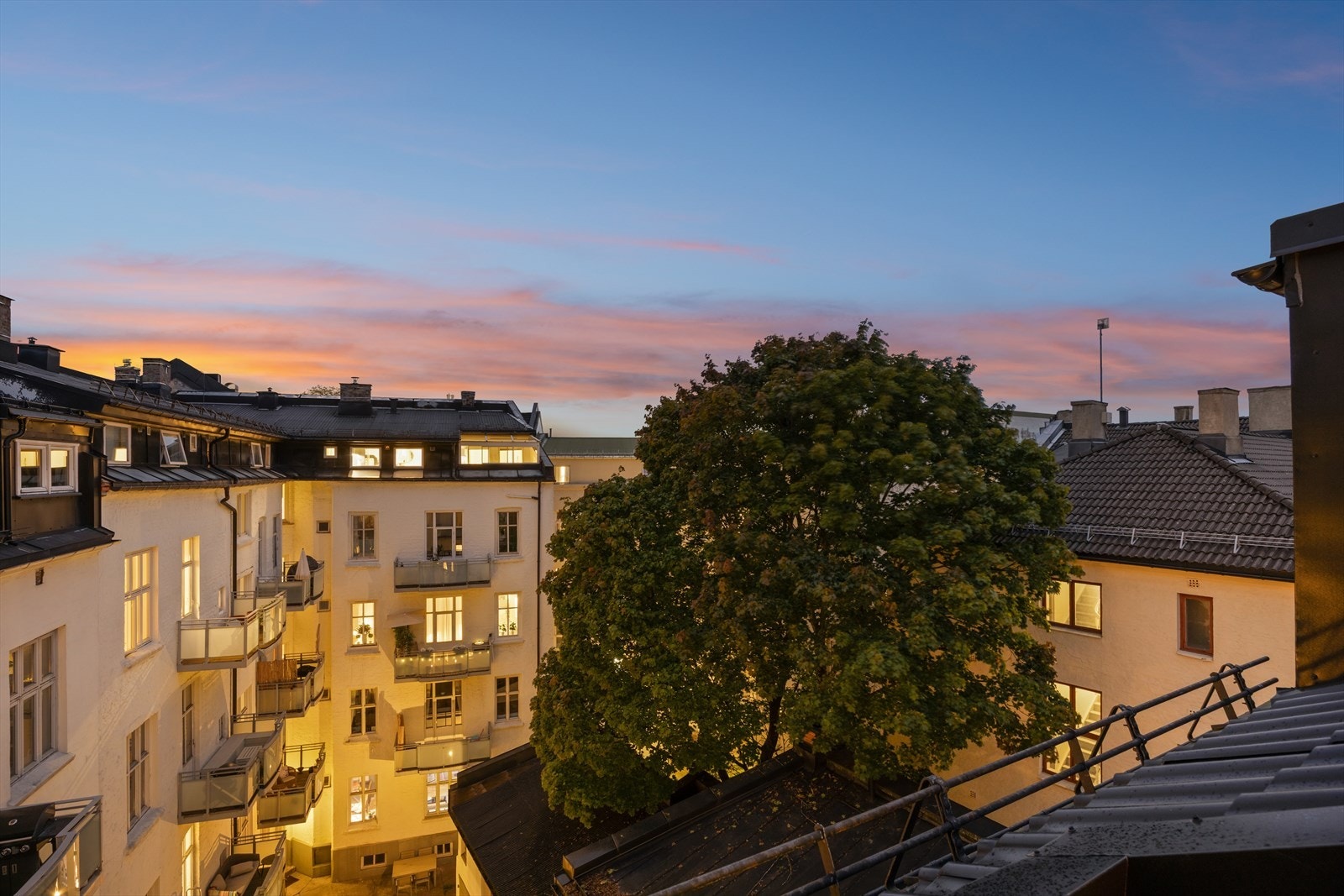 Herlig grønt utsyn fra takterrassen i sommerhalvåret. Galleribilde