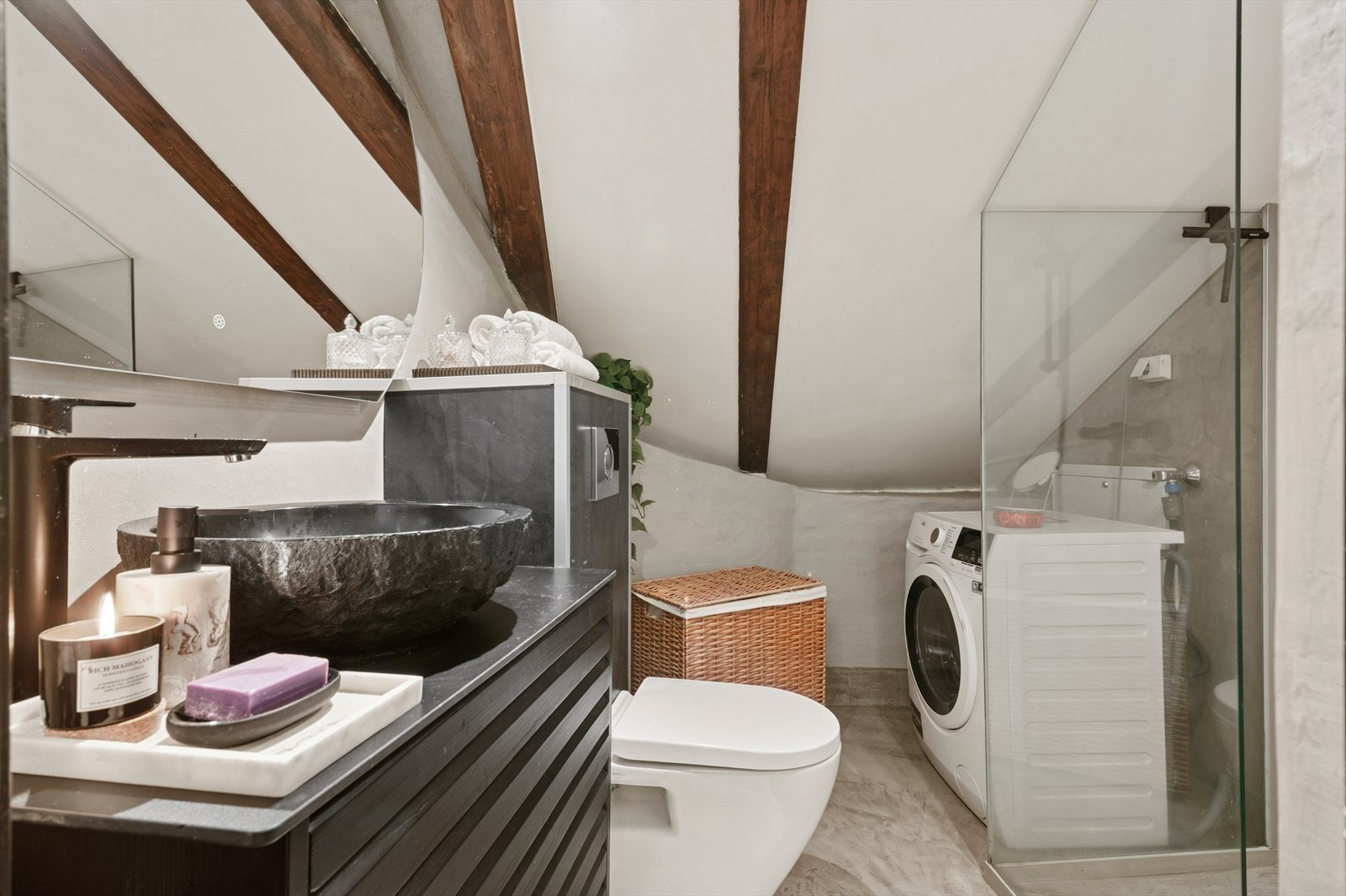 Stilrent baderom med mikrosement fra 2024. Galleribilde