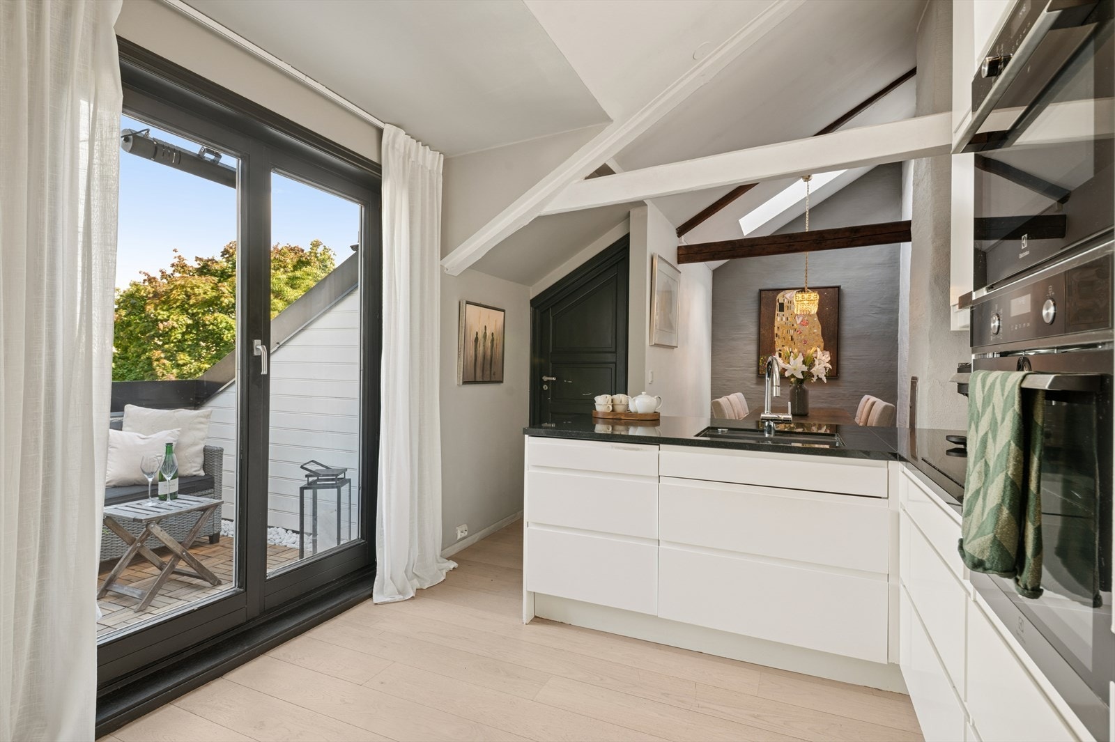 Herlig kjøkken som ligger i åpen løsning til stuen og spisestuen. Galleribilde