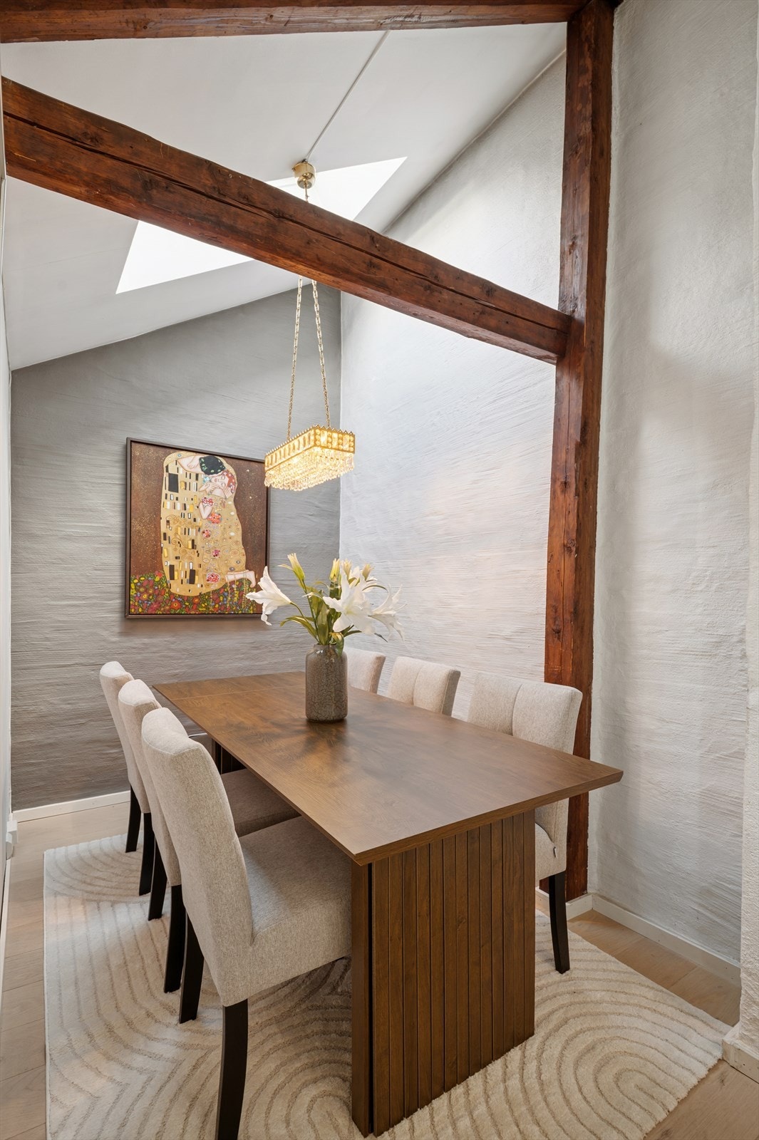 Spisestuen ligger i åpen løsning til kjøkkenet med god plass til en romslig spisegruppe. Galleribilde