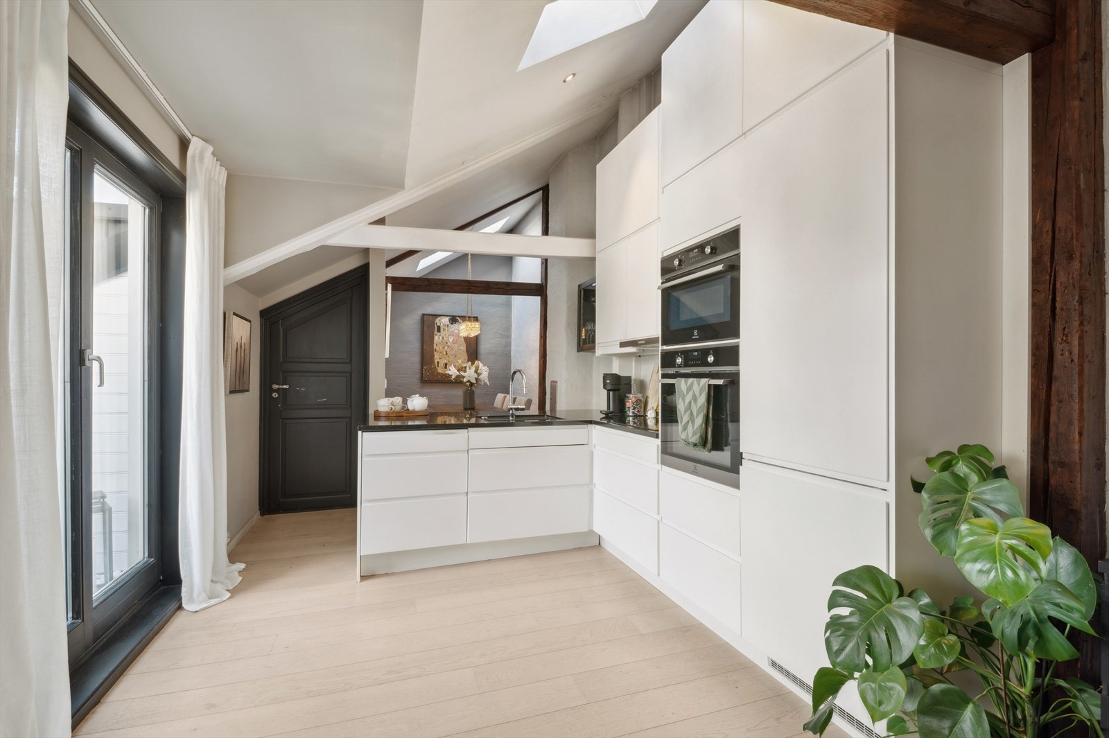 Tidløs kjøkkeninnredning fra Epoq med nye hvitevarer fra 2024. Galleribilde