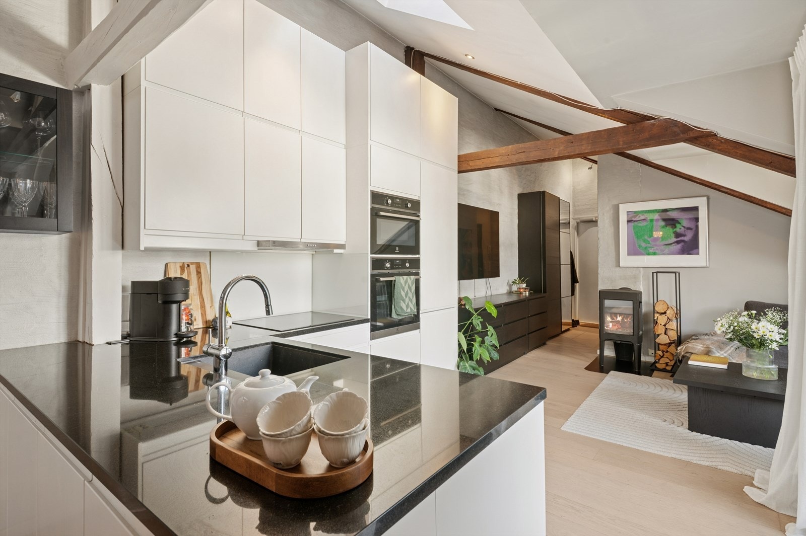 Dette er en innholdsrik og gjennomført leilighet som ble oppført i 2003. Galleribilde