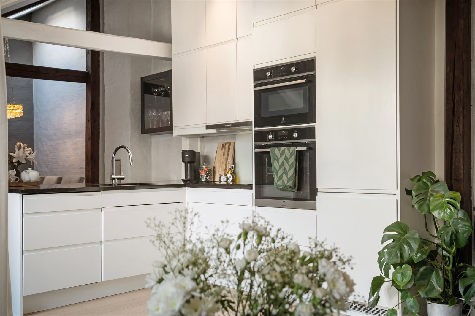 Her får du benkeplate av komposittstein og integrerte hvitevarer som stekeovn, induksjonstopp, kombinert stekeovn/mikrobølgeovn, oppvaskmaskin, og kjøleskap/fryser. Galleribilde