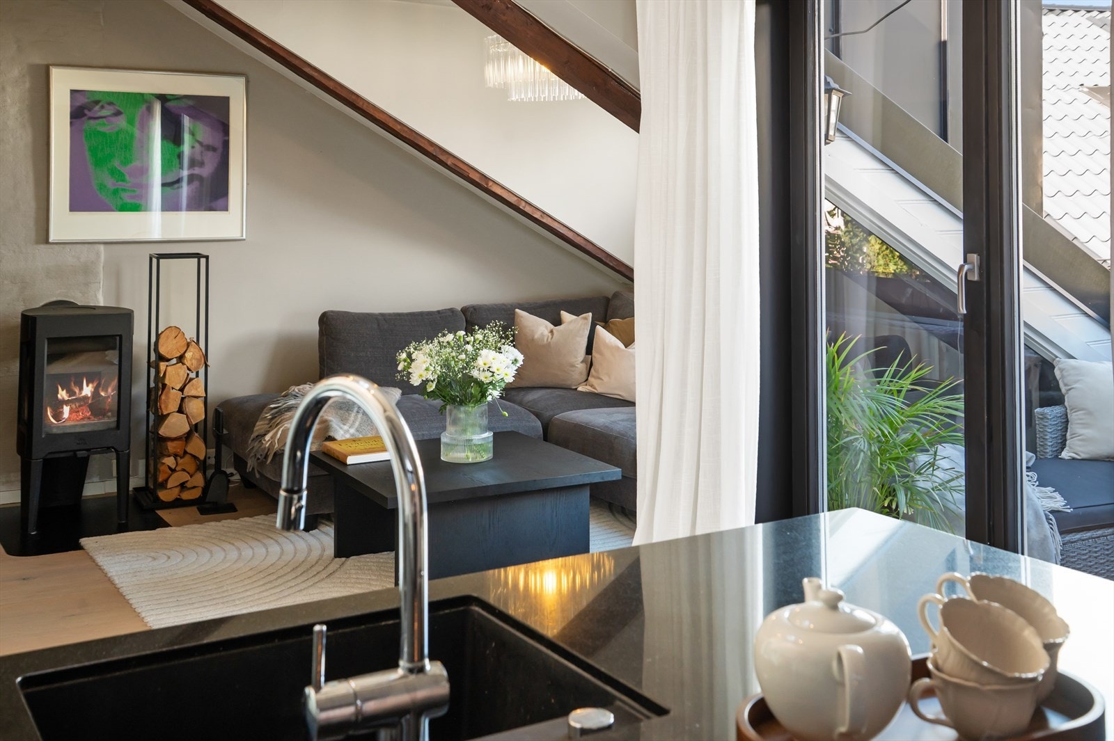 I stuen er det en praktisk peisovn som er fantastisk i vinterhalvåret. Galleribilde