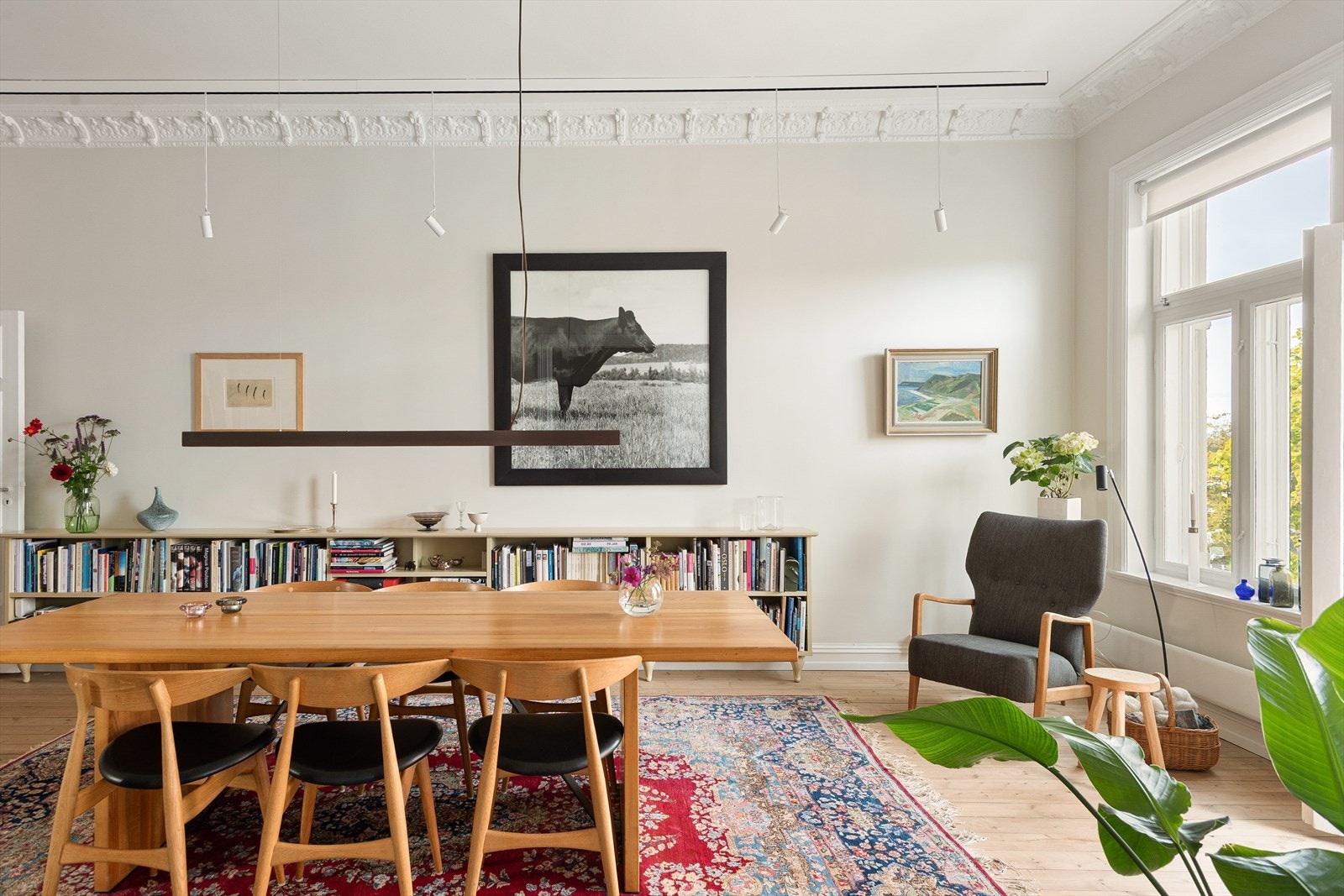 Spisestuen byr på store vindusflater, generøs takhøyde og en original peis i støpejern Galleribilde