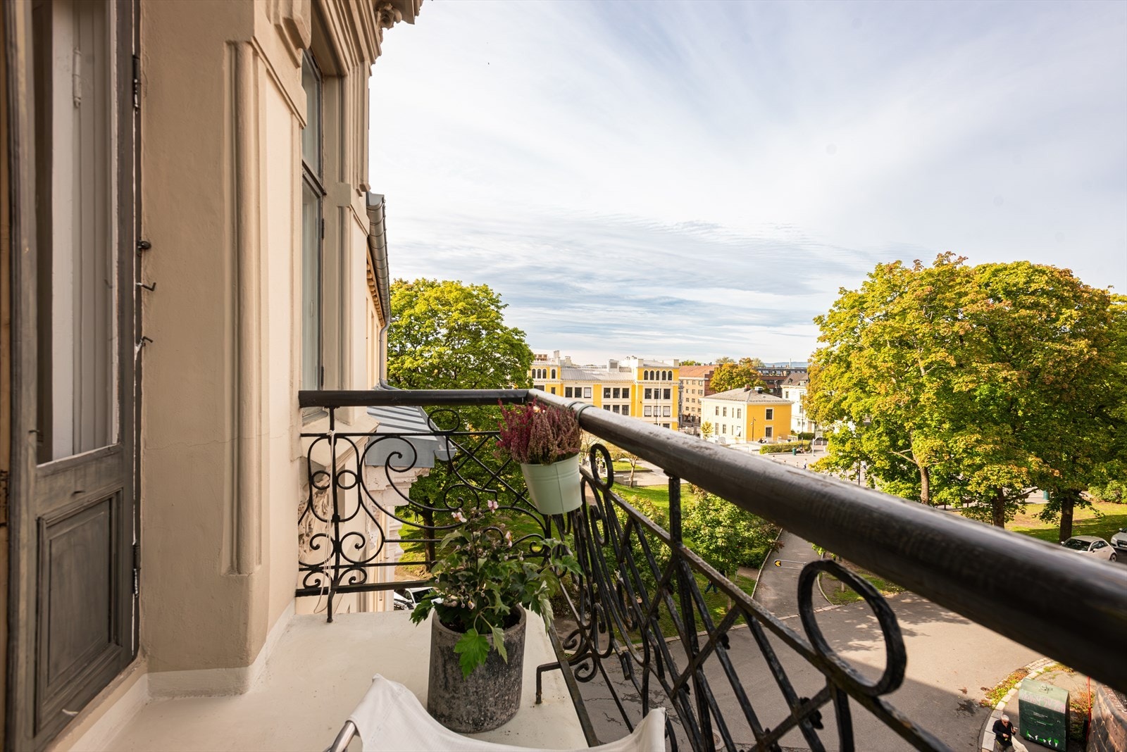 Her har du plass til en mindre sittegruppe og dekorative planter Galleribilde