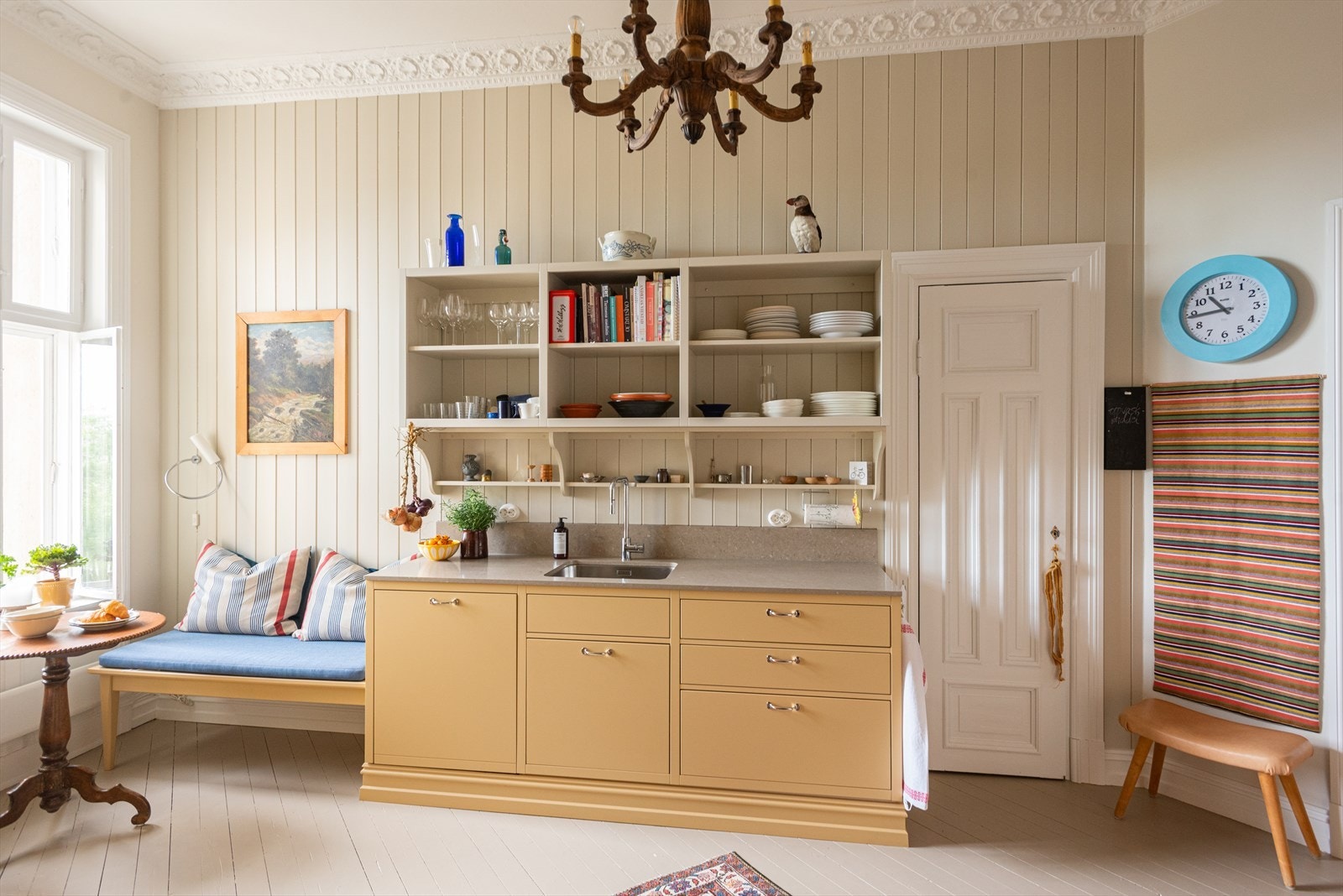 Kjøkkenet har godt med skap- og benkeplass til matlaging og oppbevaring av kjøkkenredskaper, samt en praktisk spiskammers Galleribilde