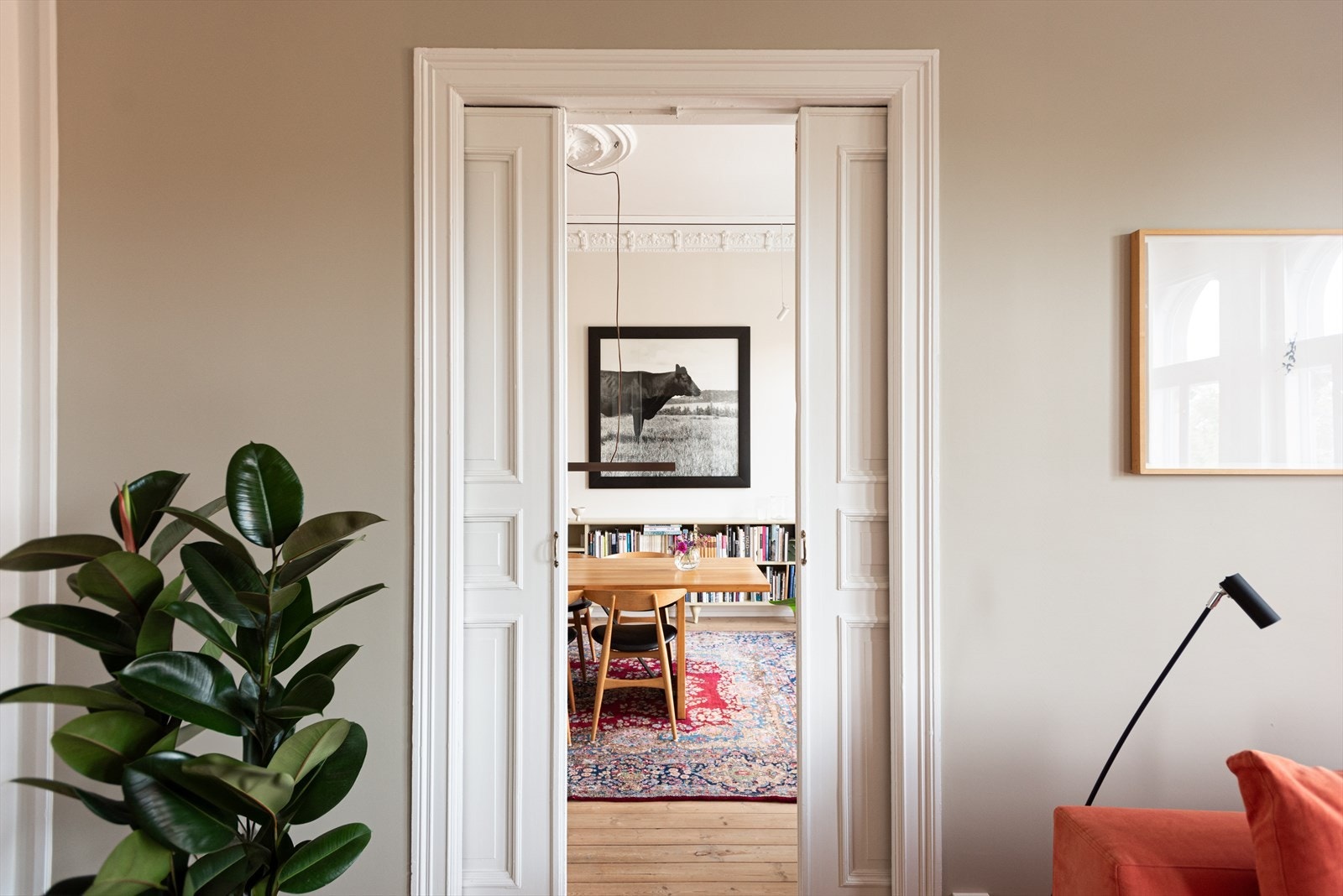 Fra stuen er det videre adkomst til en stor og flott spisestue - perfekt for større middagsselskaper, høytider og andre festligheter Galleribilde