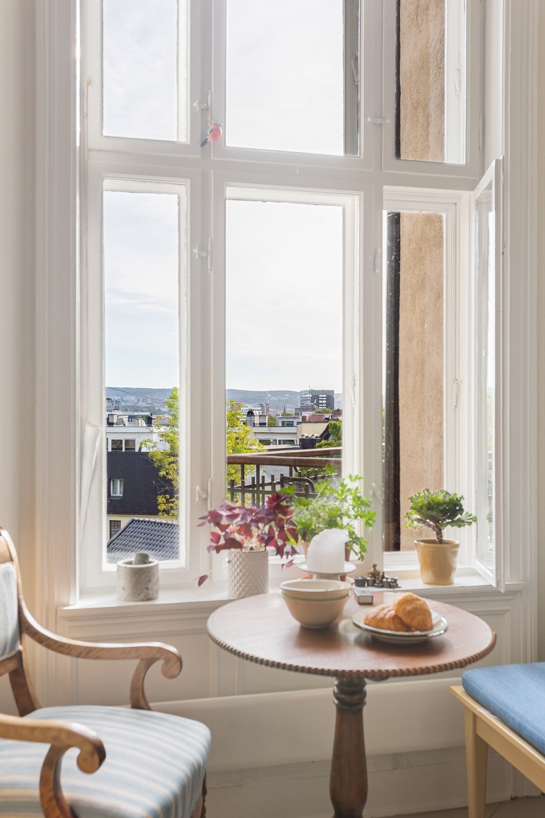 Leilighetens beliggenhet i 4. etasje, i kombinasjon med bygårdens beliggenhet på et lite høydedrag, sørger for nydelig og usjenert utsyn utover omkringliggende bebyggelse Galleribilde