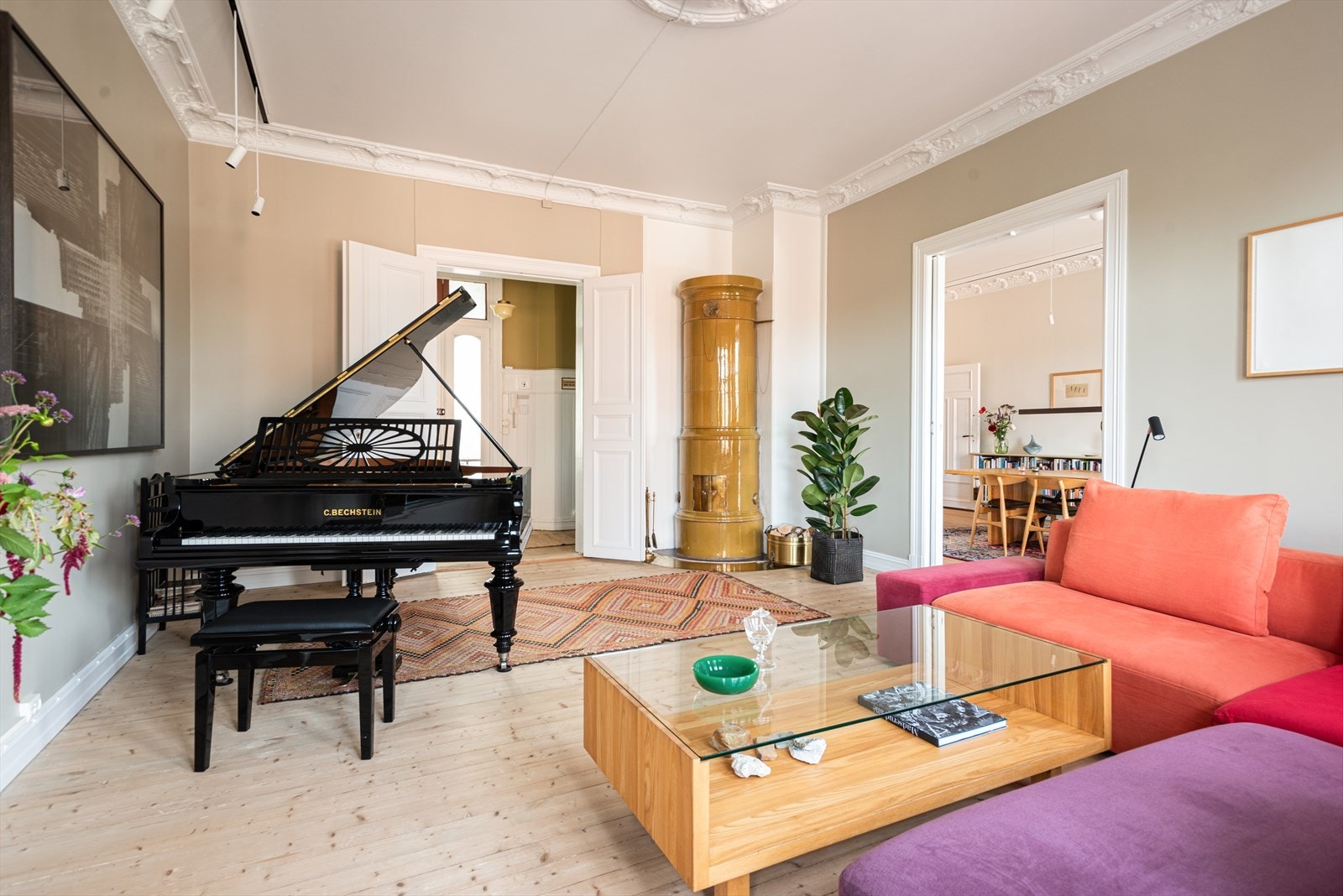 Lekker antikk kakkelovn pryder stuen - Leiligheten har 2 ildsteder Galleribilde