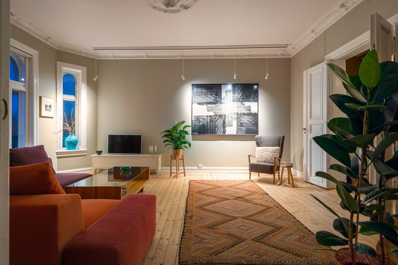 Leiligheten disponerer hele fire boder og en stor bod (garasje) i felles rekke Galleribilde