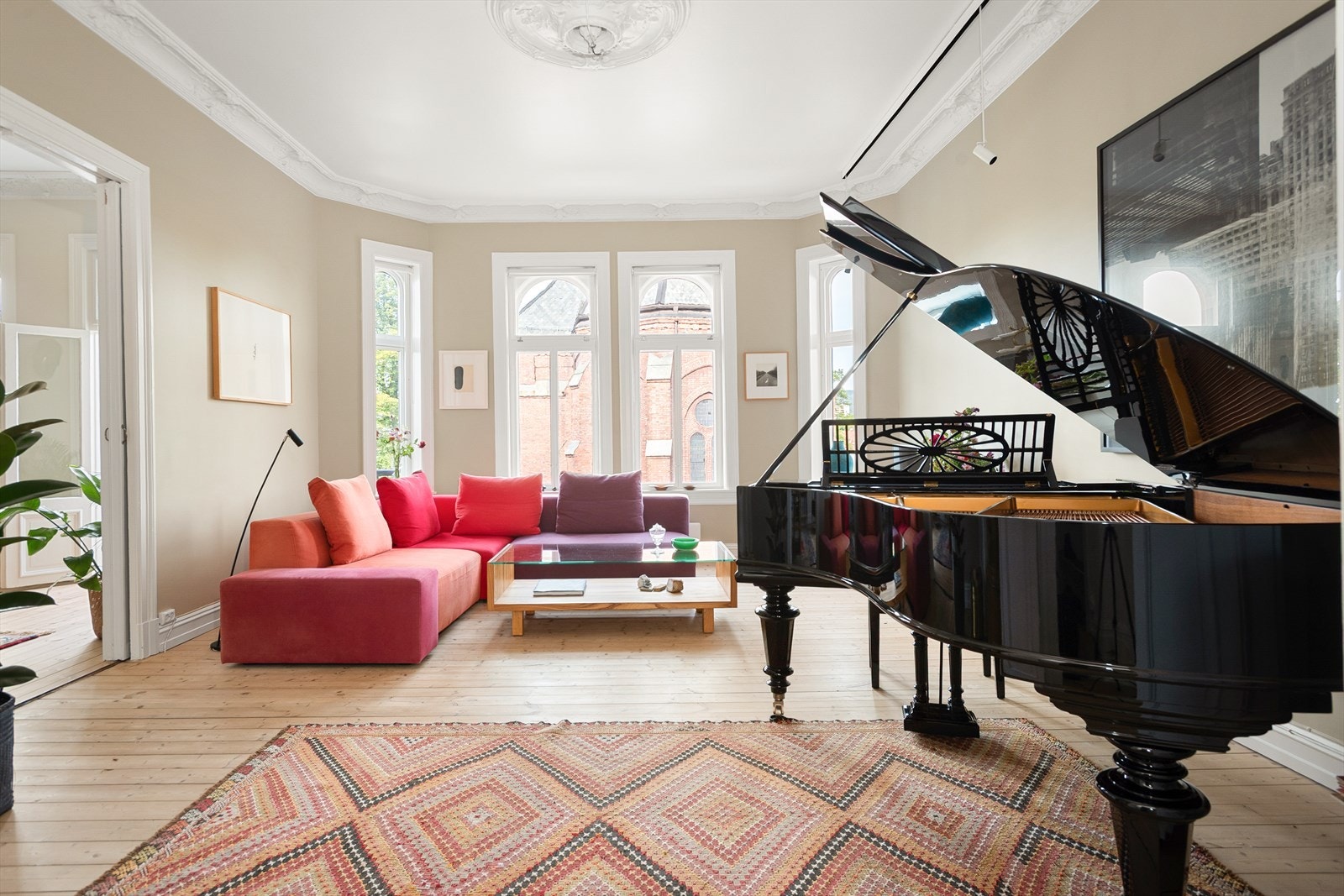 Stuen er meget sosial og innbydende, og har originalt heltregulv og klassiske detaljer som stukkaturer, rosett, doble fløydører og kakkelovn Galleribilde