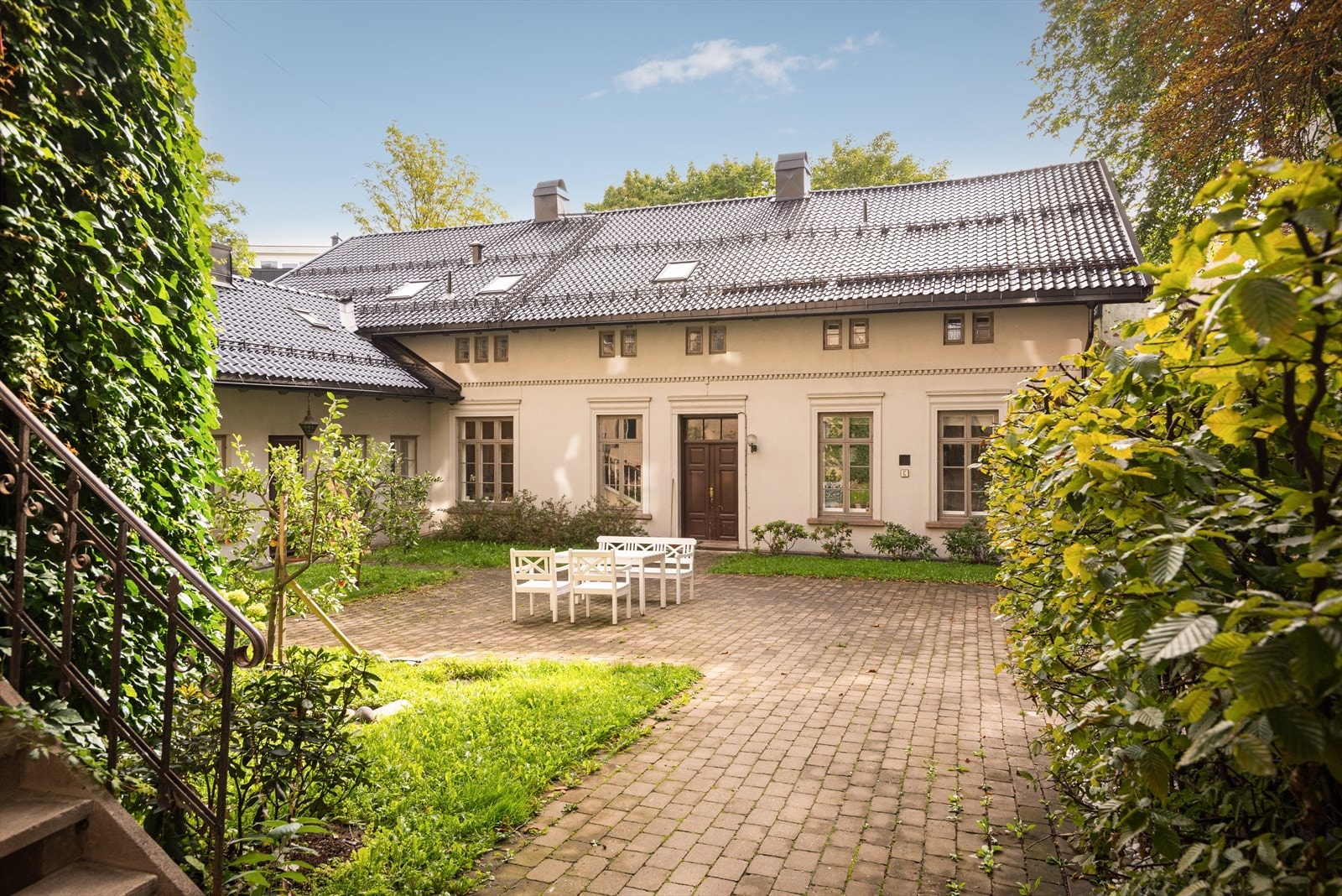 Pent opparbeidet og frodig bakgård Galleribilde