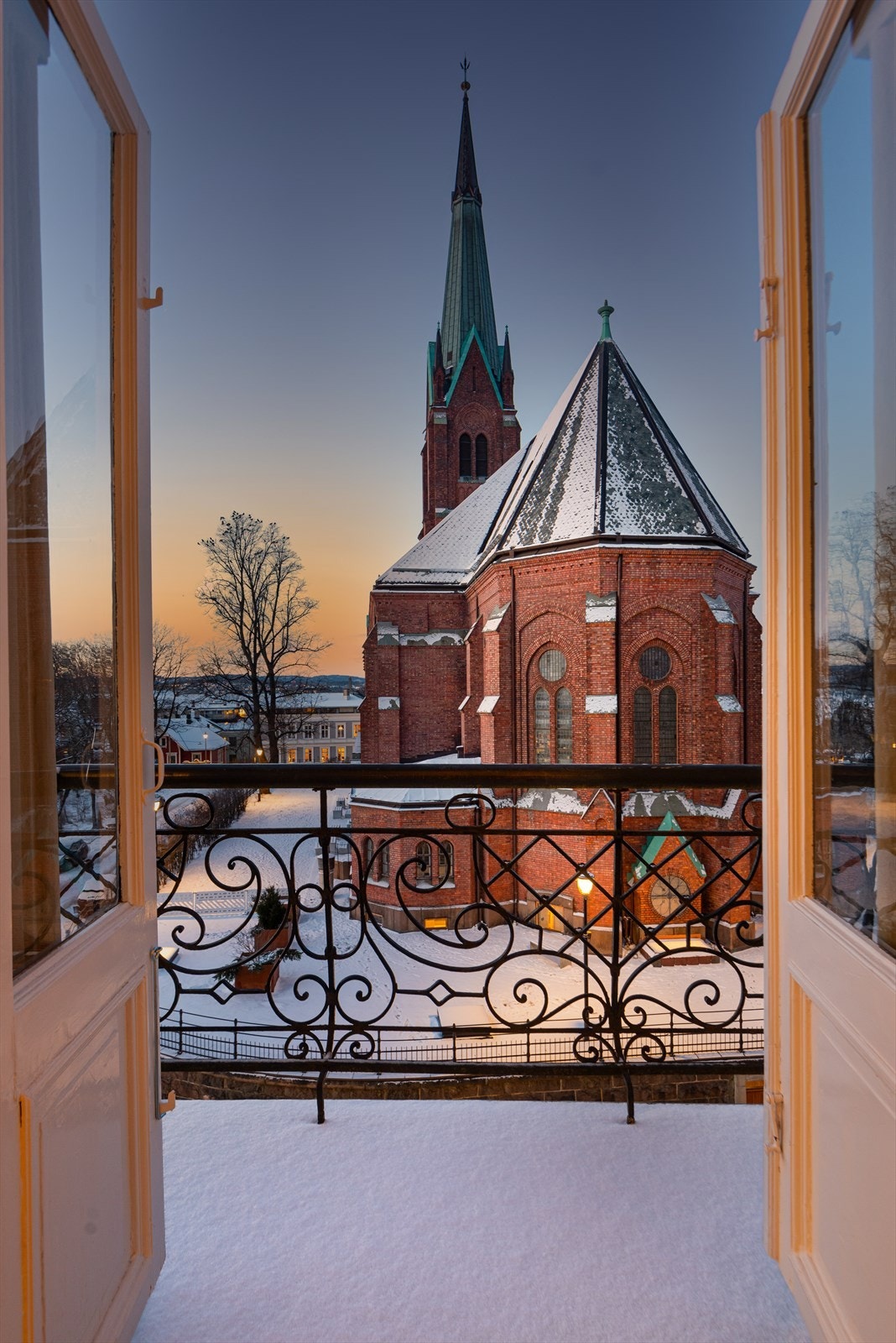 Leiligheten har en attraktiv vestvendt beliggenhet, ligger høyt og luftig på en kolle rett bak Uranienborg kirke, og byr på svært gode solforhold Galleribilde