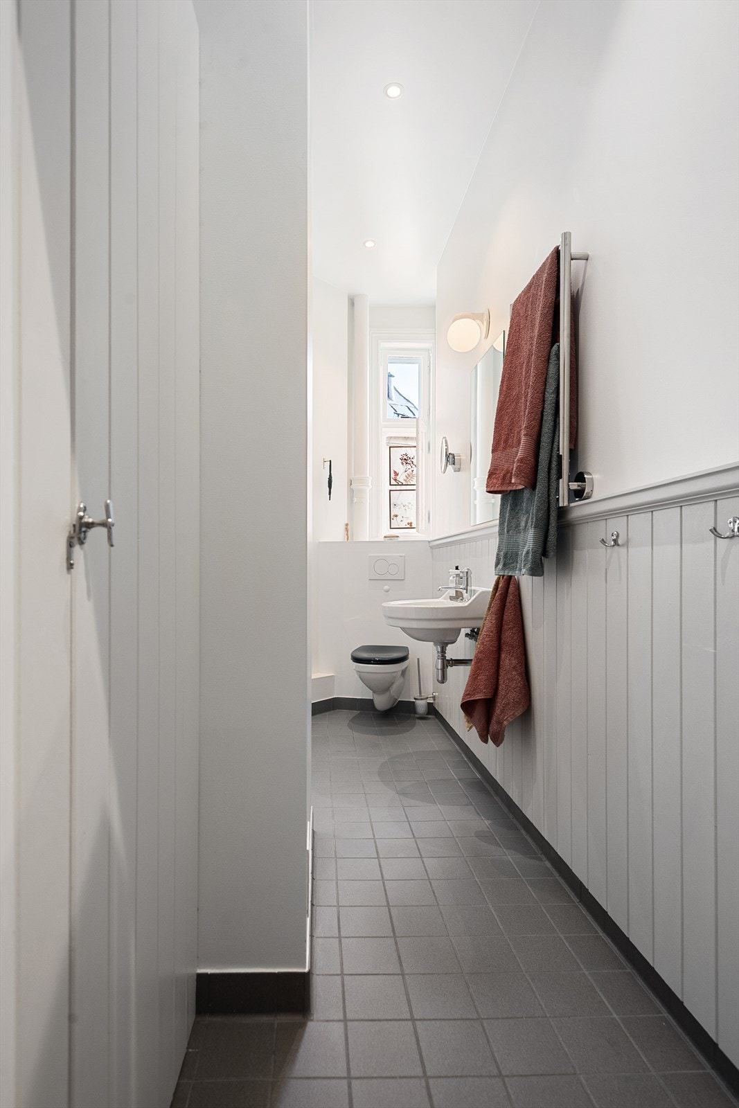 Leiligheten har et nyoppusset baderom fra 2024 med flislagt gulv med varmekabler og downlights i himling Galleribilde