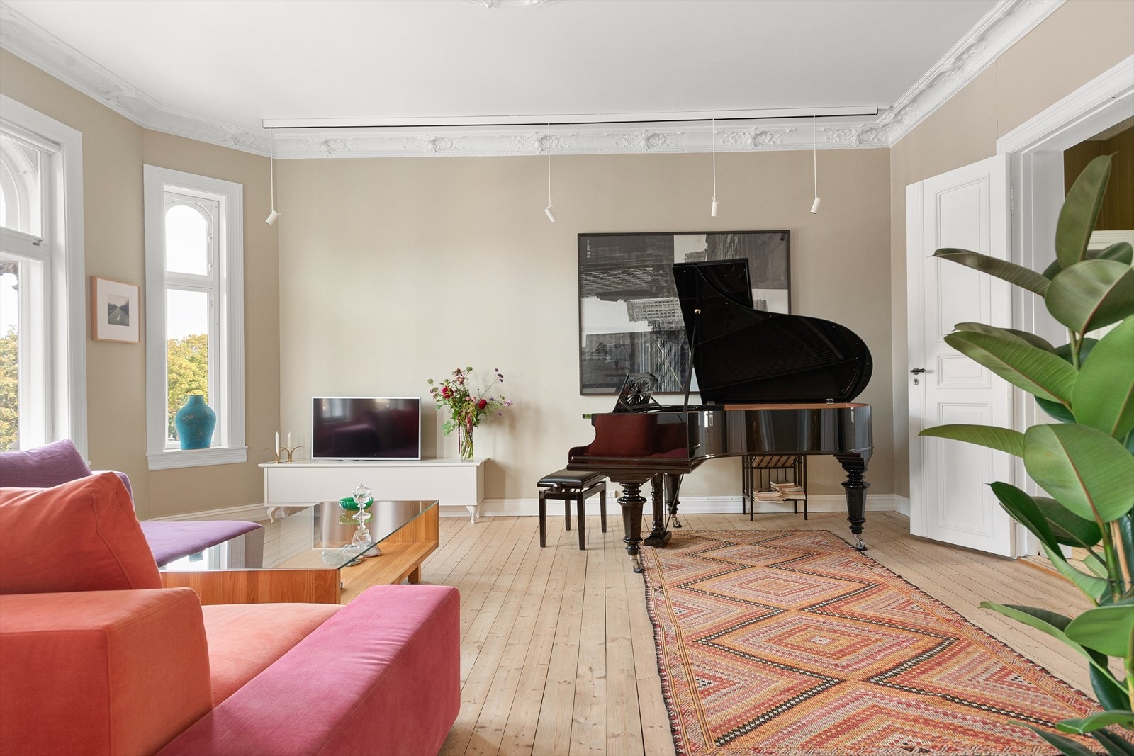 Størrelsen er perfekt for å muliggjøre store sosiale soner med plass til både sofagruppe, spisebord og TV med tilhørende møblement Galleribilde