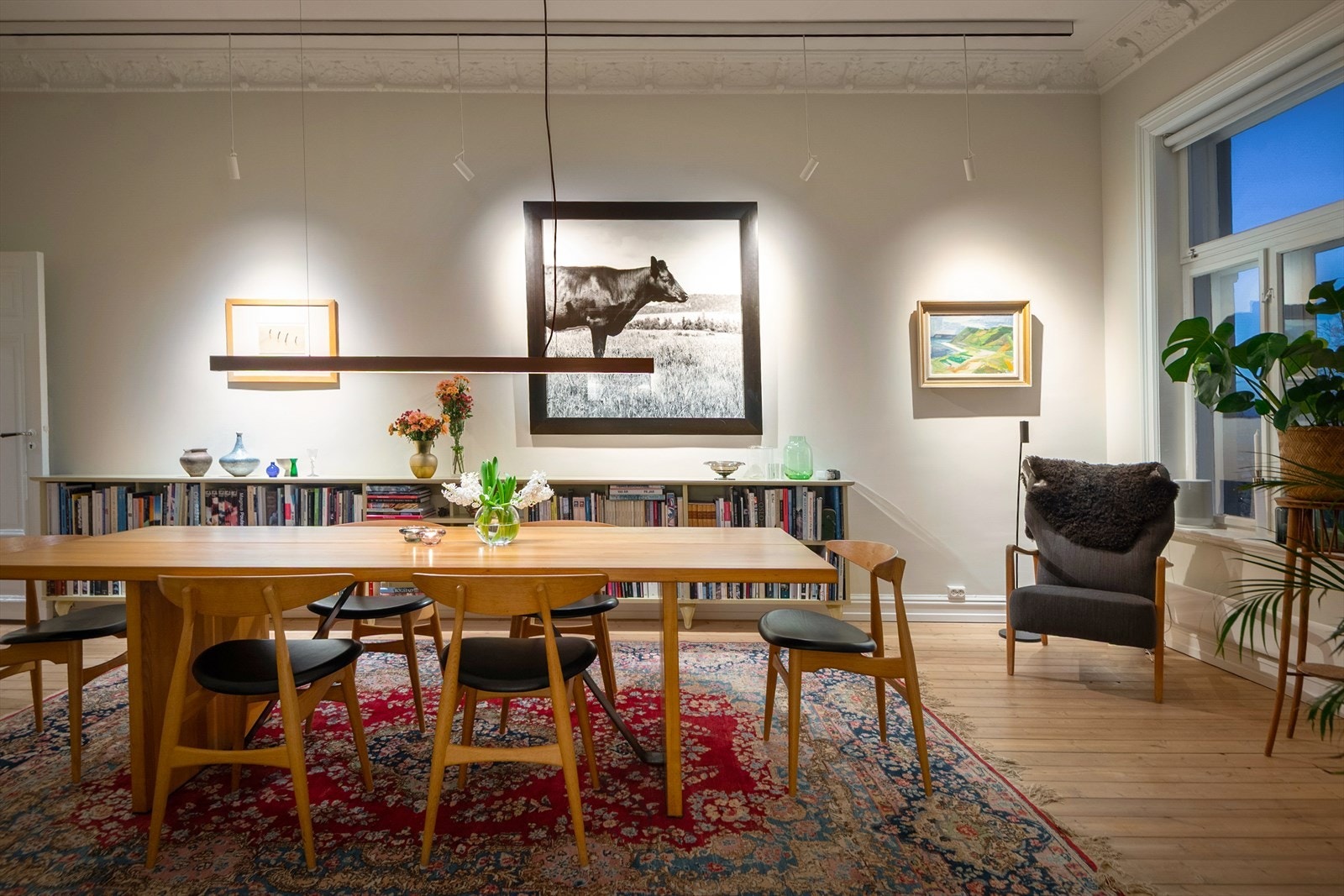 Spisestuen har god plass til en større spisegruppe, dekor og diverse møblement Galleribilde