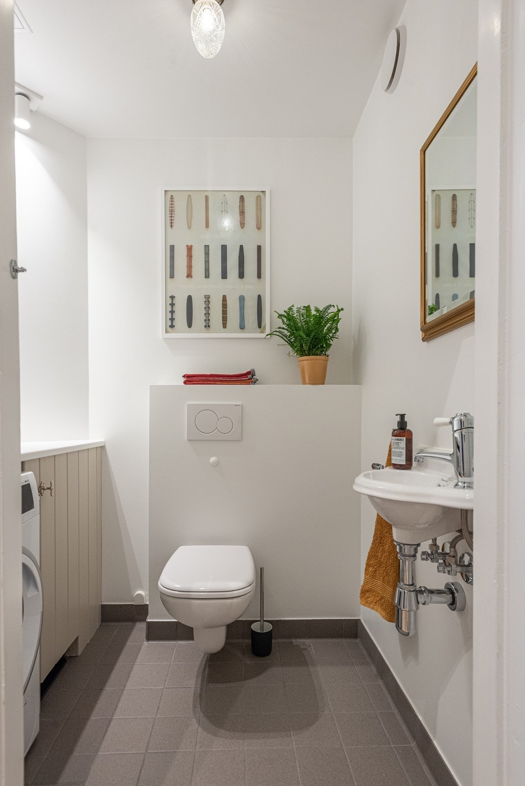 I tillegg har leiligheten et separat toalettrom, også oppusset i 2024 Galleribilde