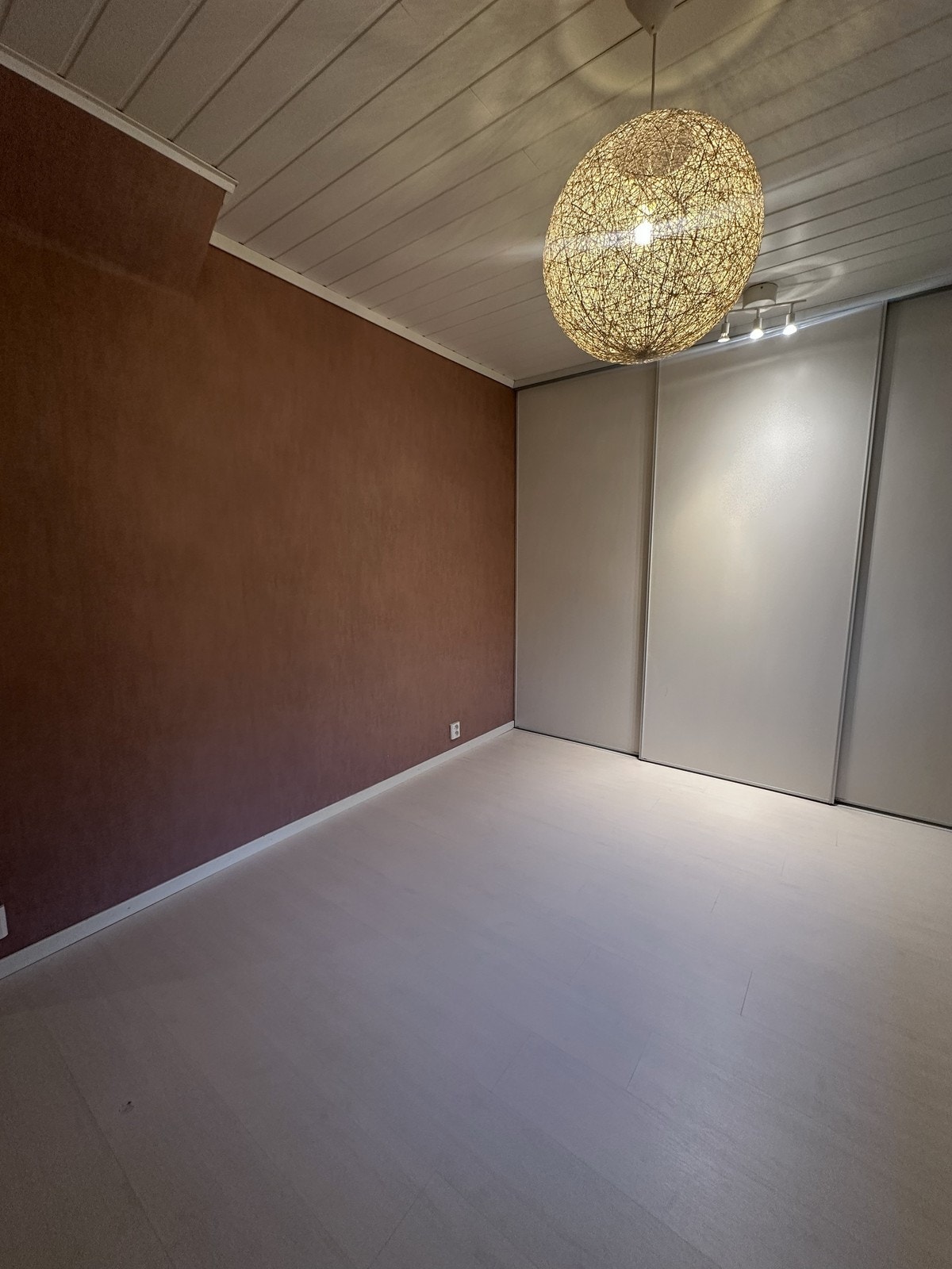 Soverom møblert med skyvedørsgarderobe. Galleribilde