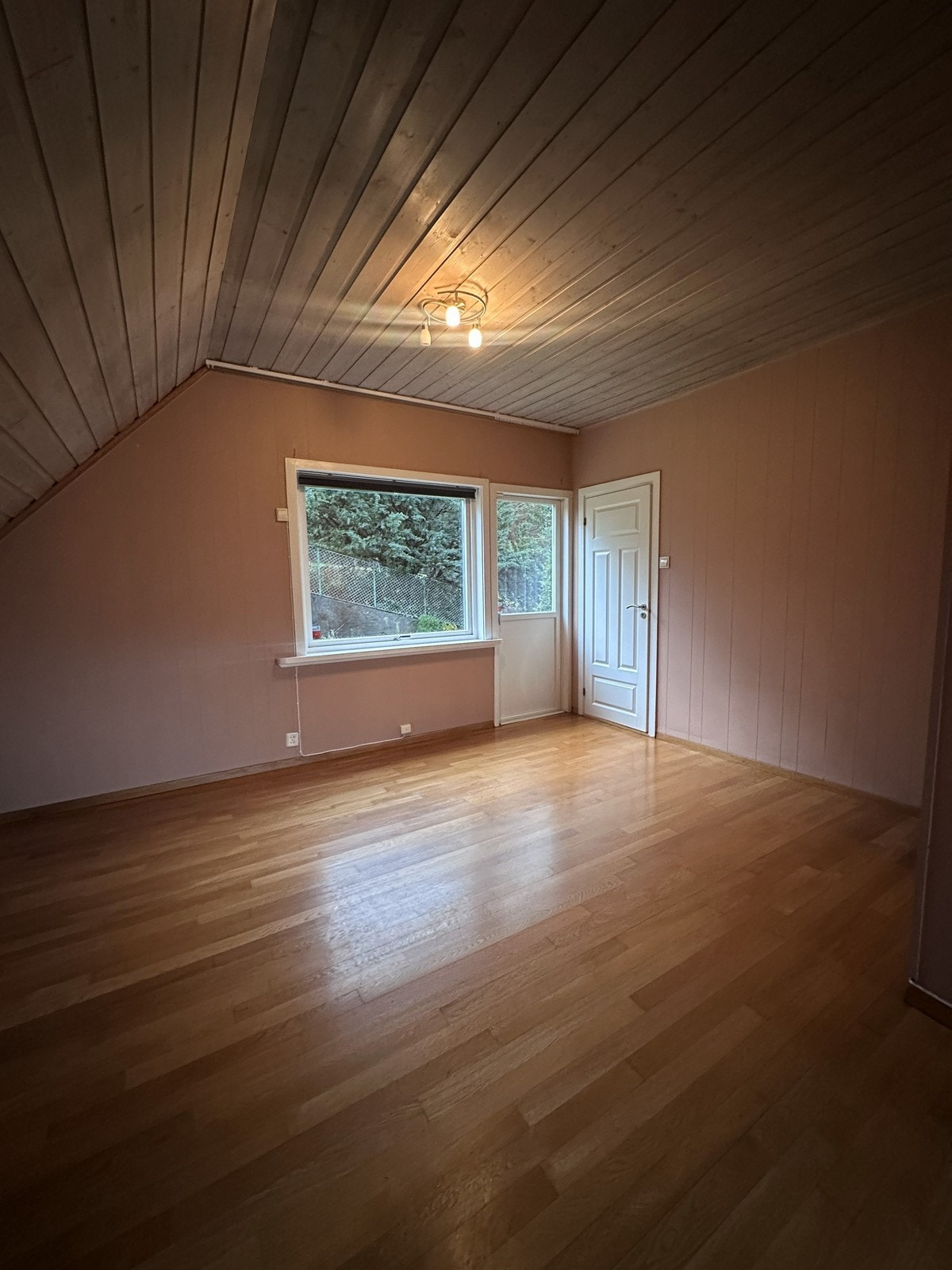 Fra stuen er utgang til hage på baksiden av huset og balkong på fremsiden Galleribilde