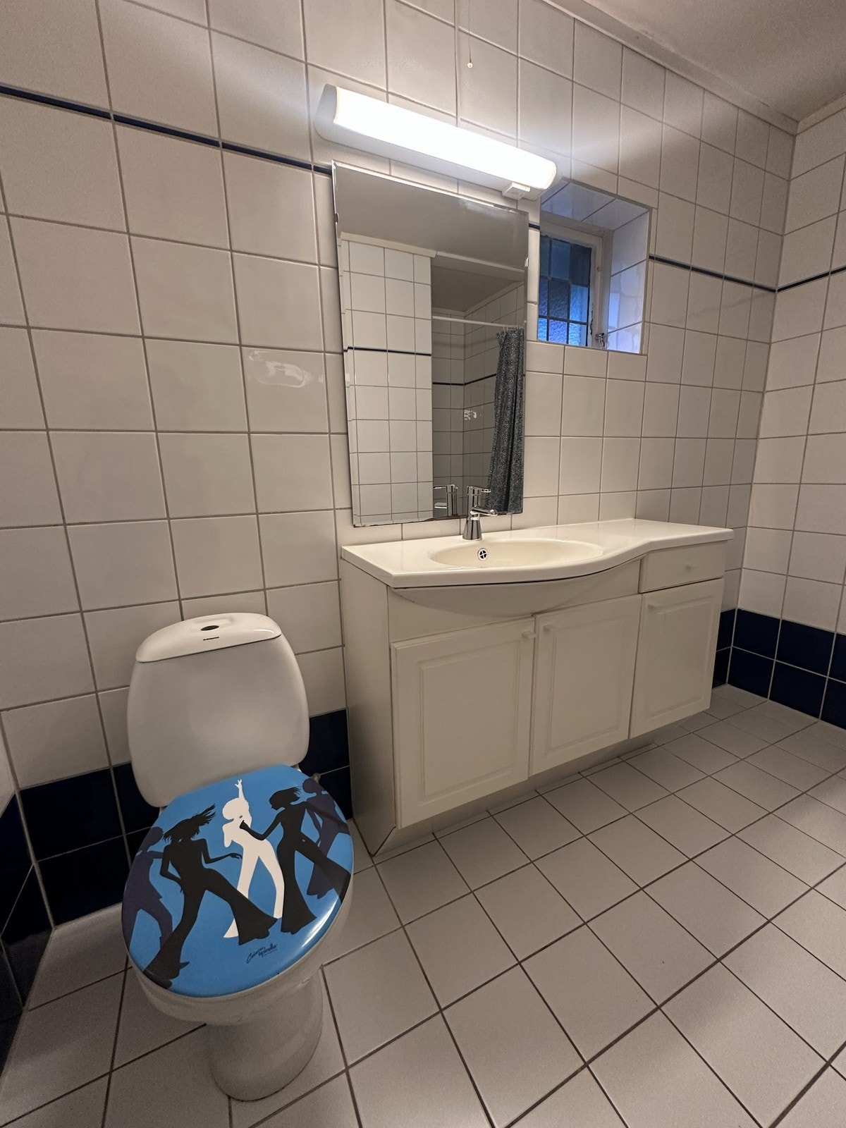 Badet er flislagt og har varme gulvet Galleribilde