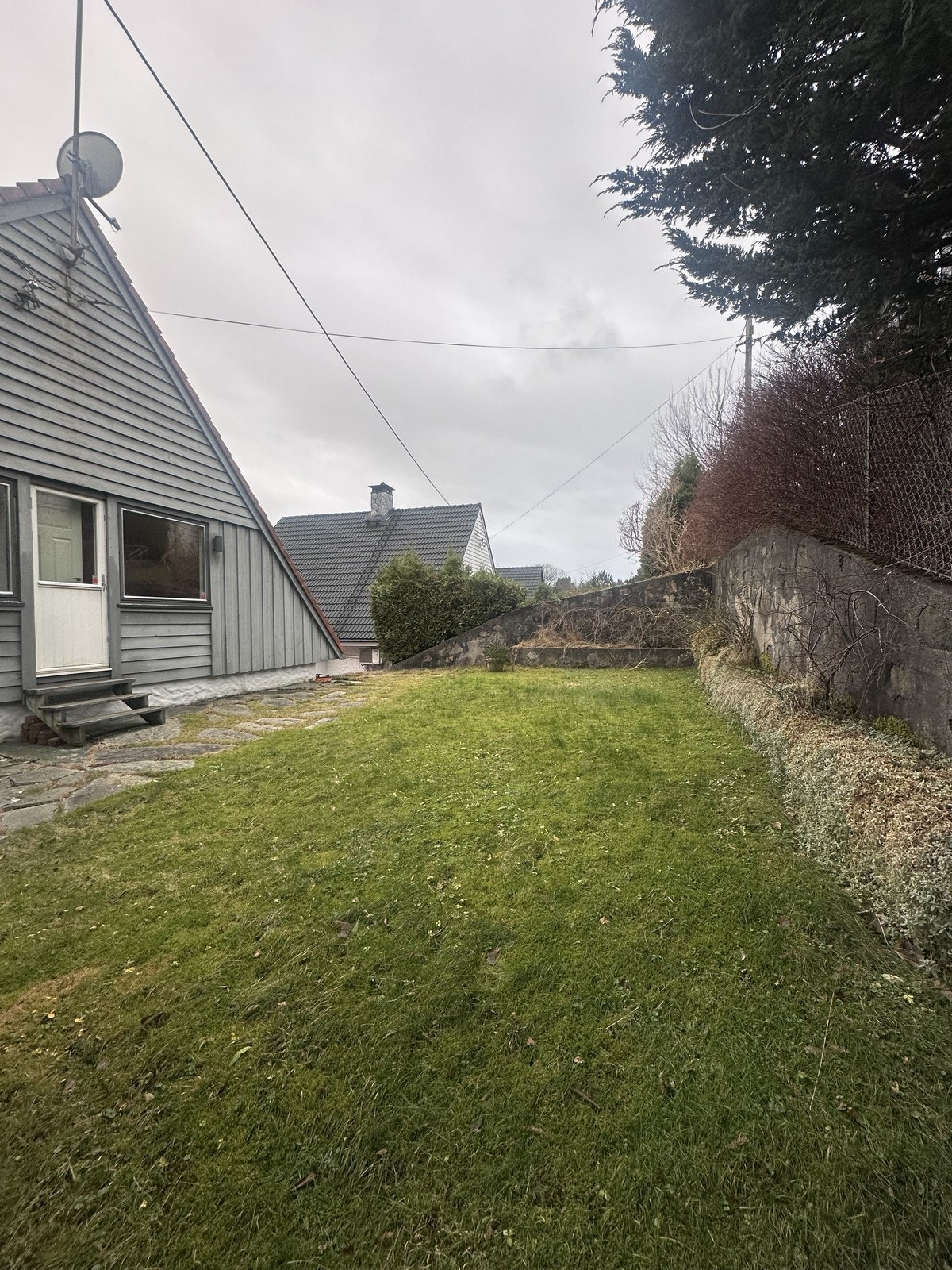 Boligen har et stort uteområde, med hage Galleribilde