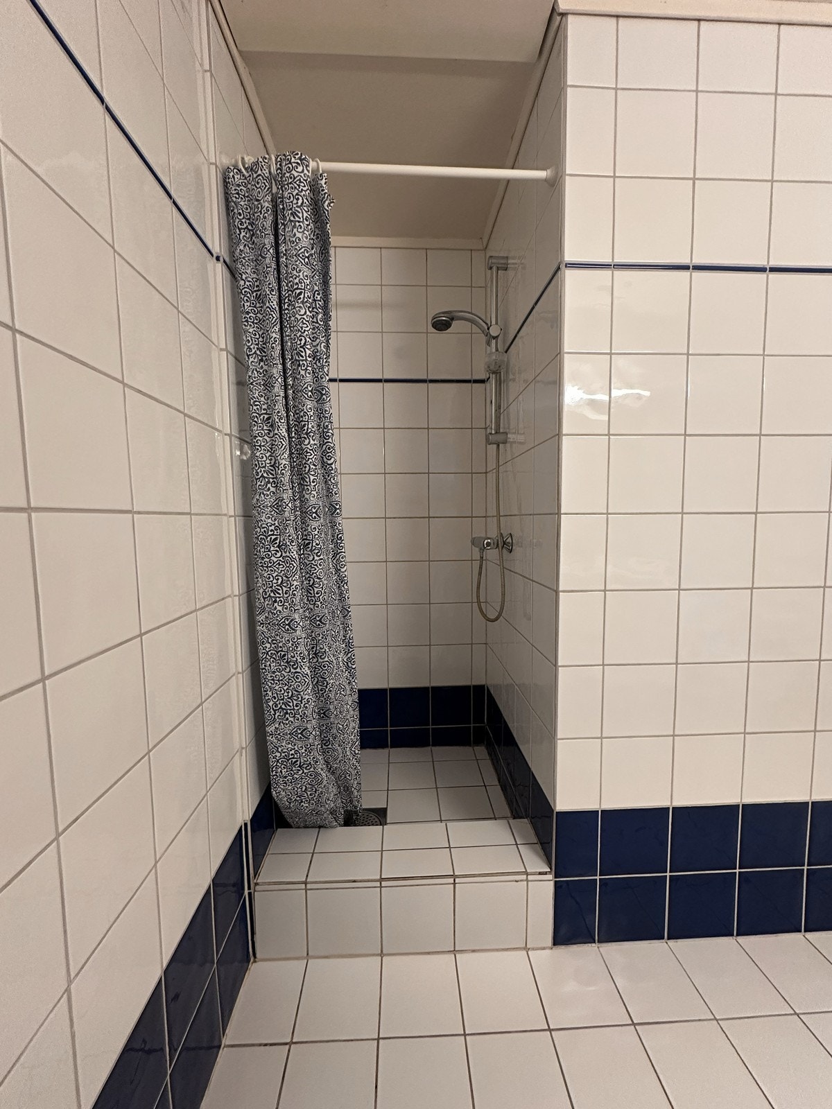 Bad er innredet med toalett, servant med skapoppbevaring, og dusje - Eget vaskerom Galleribilde