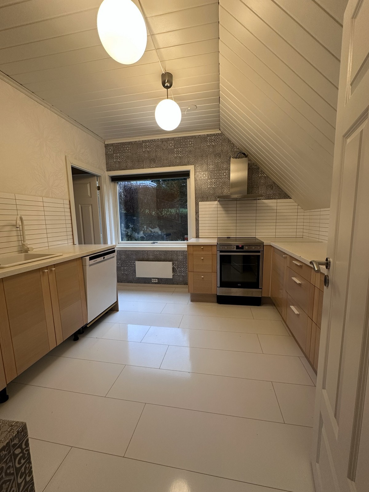 Kjøkken - Godt med benk og skapplass Galleribilde