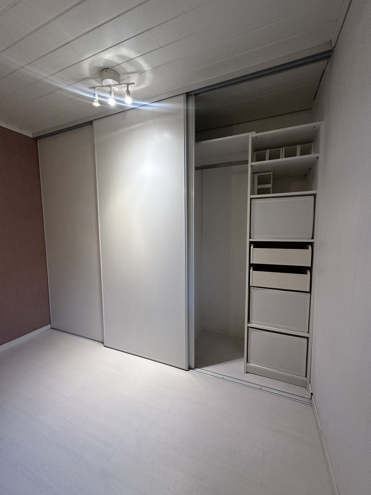 Soverom - Garderobeskap Galleribilde