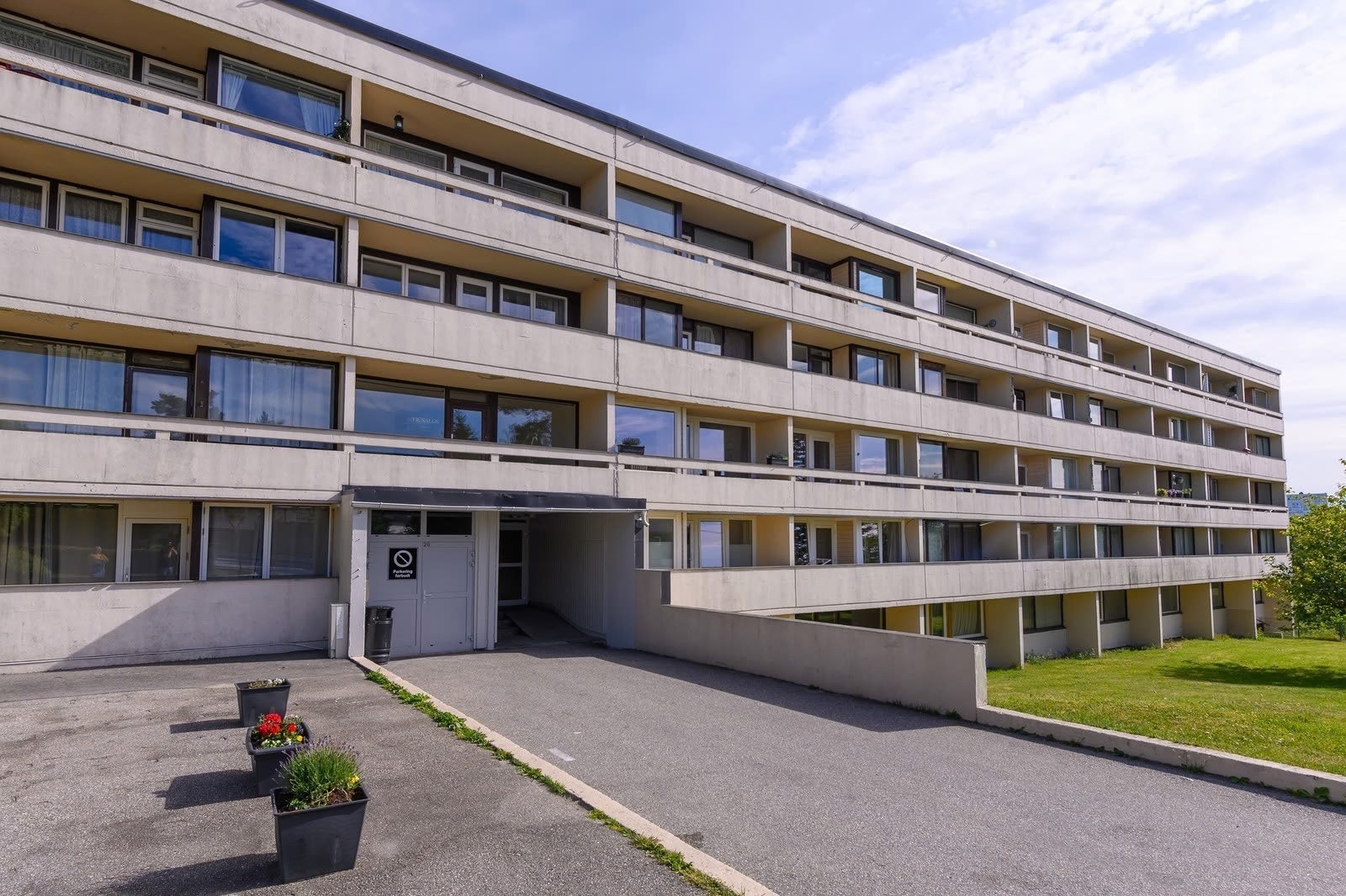 Det følger med bod i kjeller og parkeringsplass på oppstillingsplass. Galleribilde