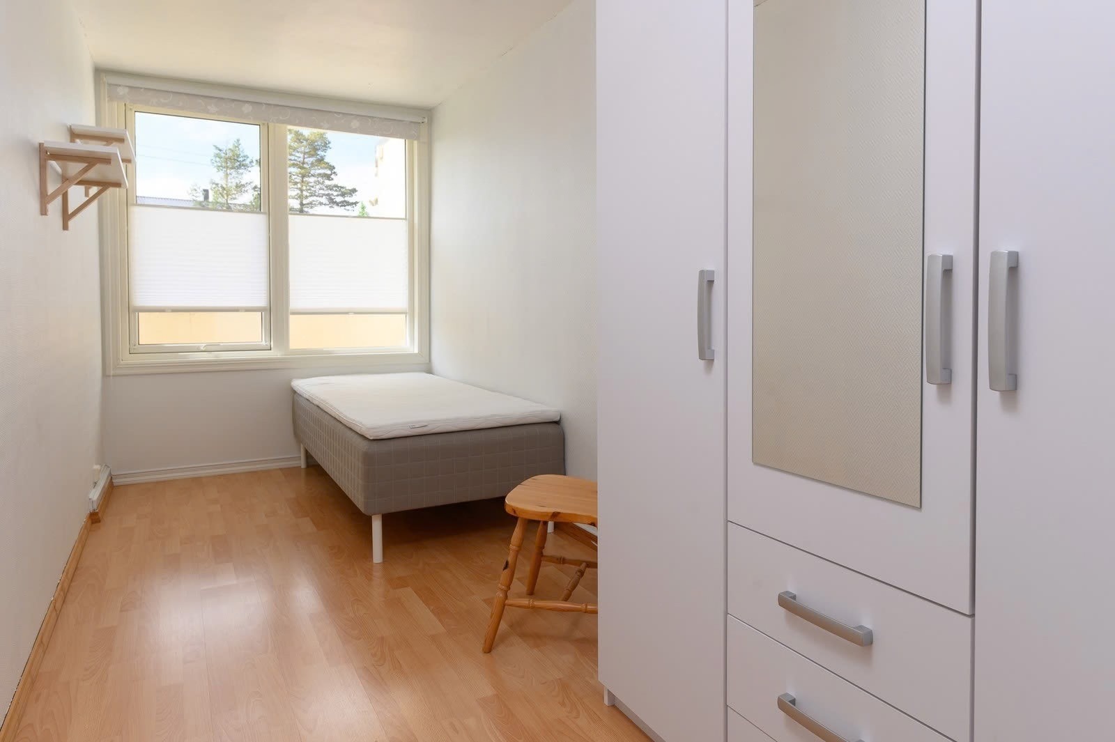 Soverom 2 - I 1. etasje er det to soverom som begge er innredet med seng og skap. Galleribilde