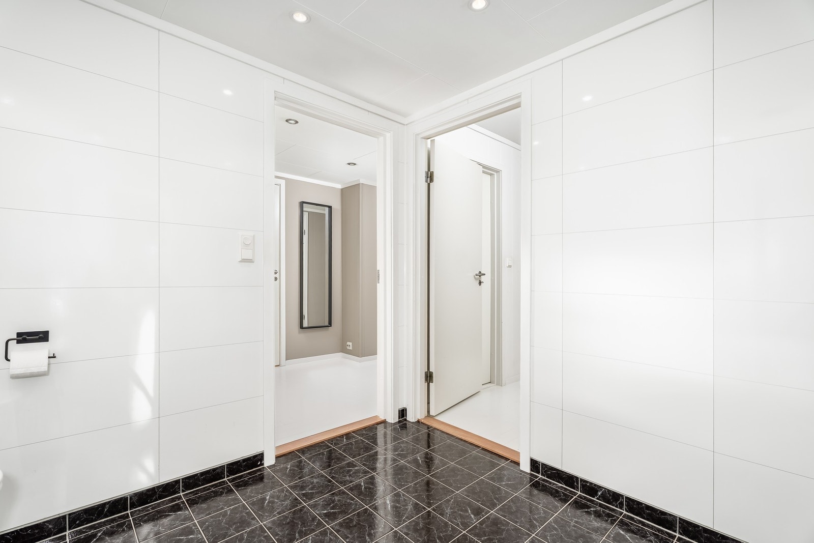 Det er også tilgang til badet fra gangen Galleribilde