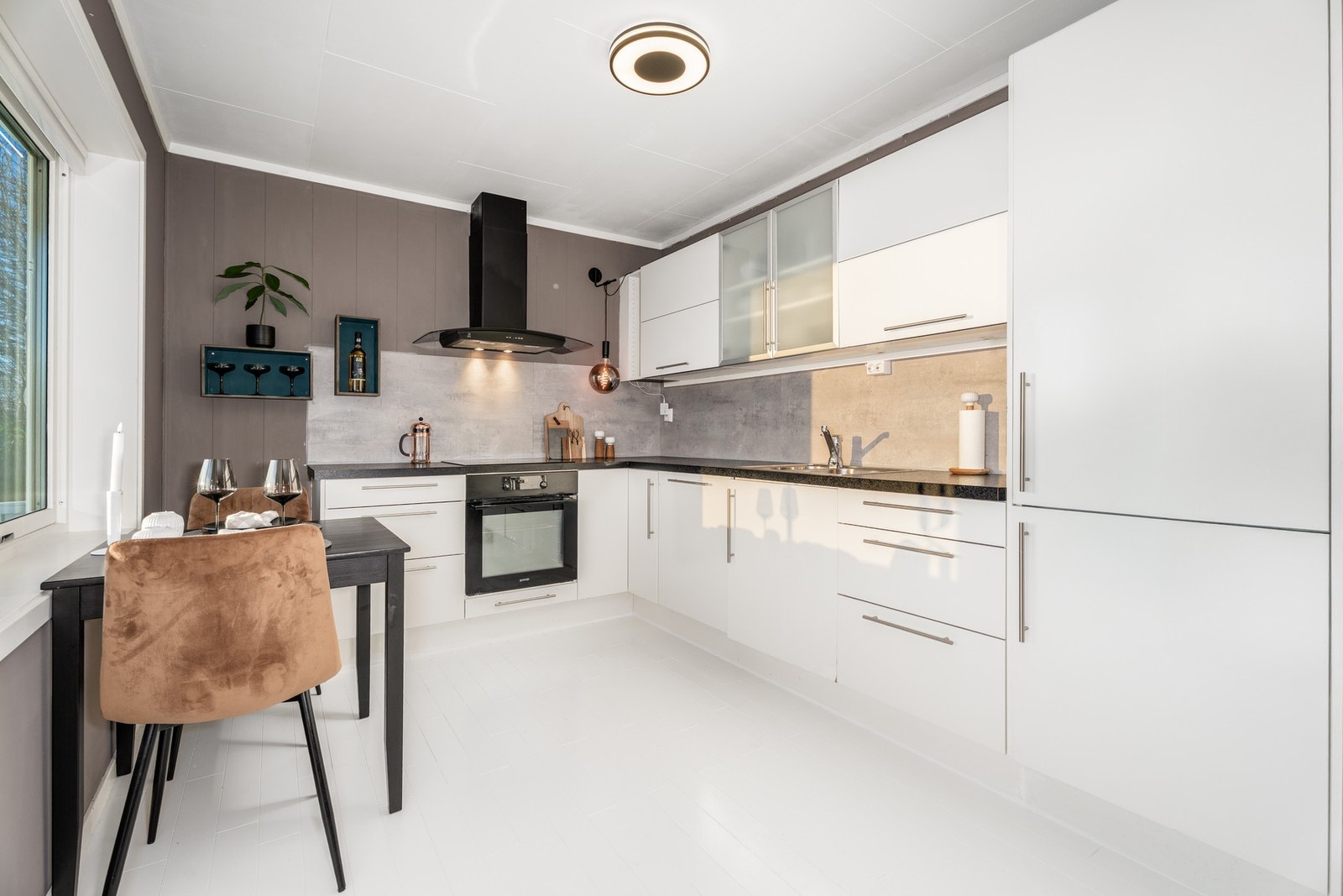 Kjøkkenet er utstyrt med integrert stekeovn, platetopp, oppvaskmaskin og kjøl/fryseskap. Røroshetta med avtrekk ut Galleribilde