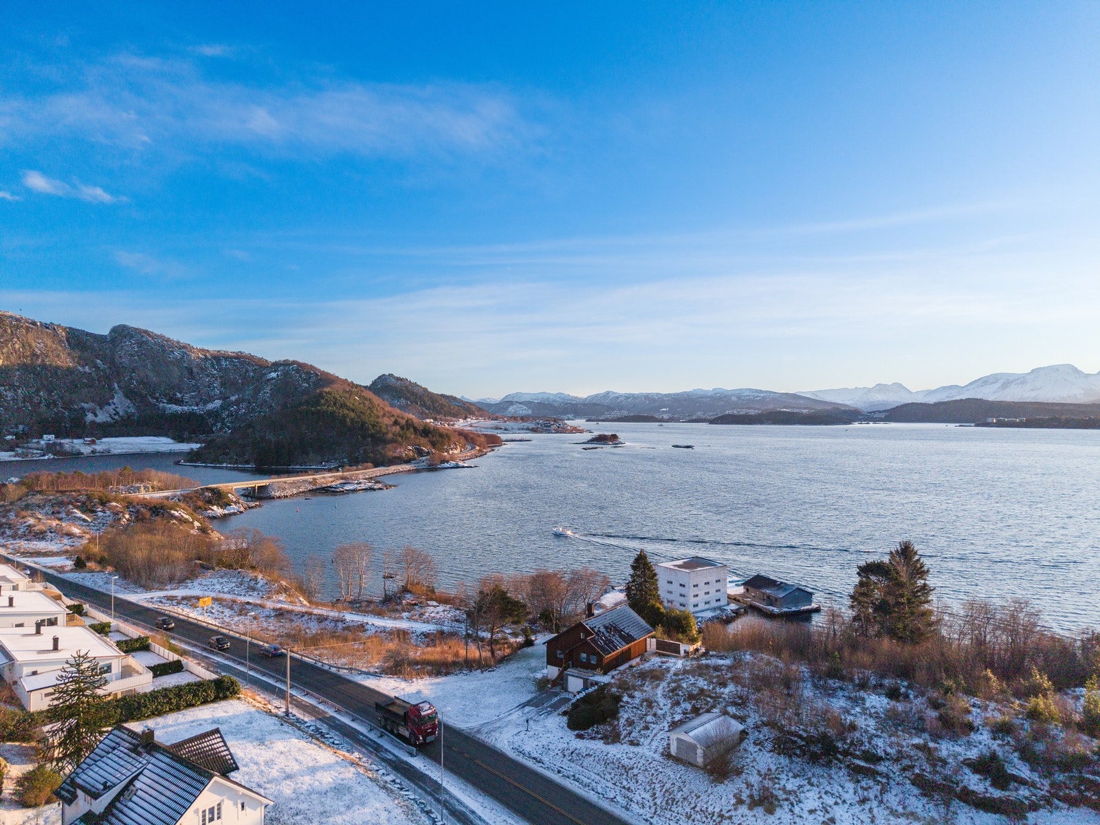 Oversiktsbilde nærområdet. Om du er glad i båt- og sjøliv er flotte Hovlia Marina like ved. Flotte fjellturer som Rørene og Myklebusthornet også enkelt tilgjengelig Galleribilde