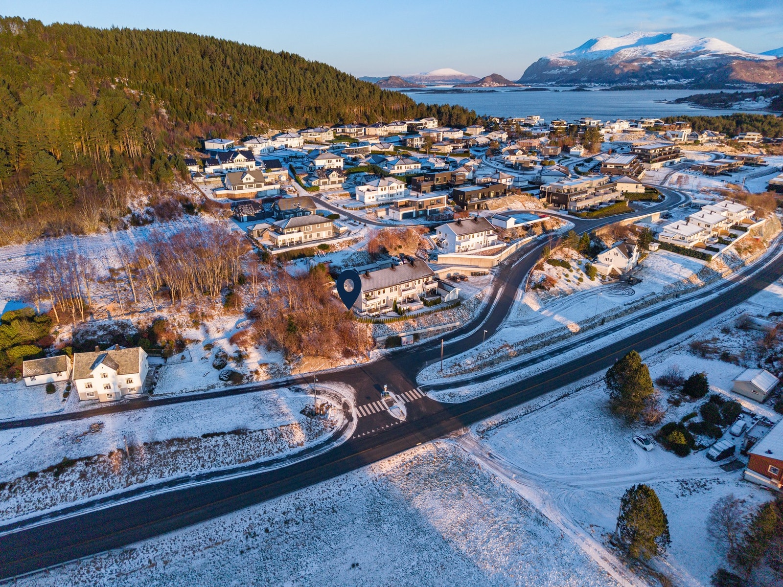 Leiligheten ligger høyt og flott i terrenget. Fra leiligheten er det kort gangavstand til de fleste fasiliteter. TIl Ålesund sentrum ca 7 min med bil. Galleribilde