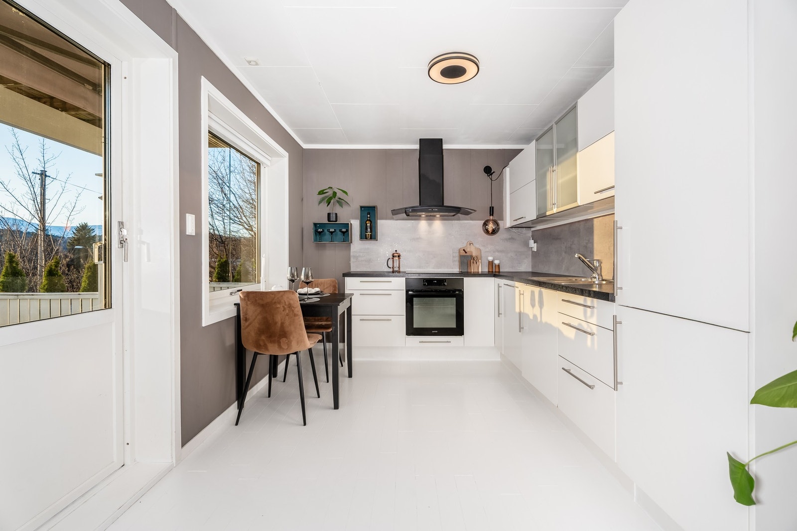 Det er også plass til spisebord ved kjøkkenet. Fra stue/kjøkken er det adkomst til terrassen Galleribilde