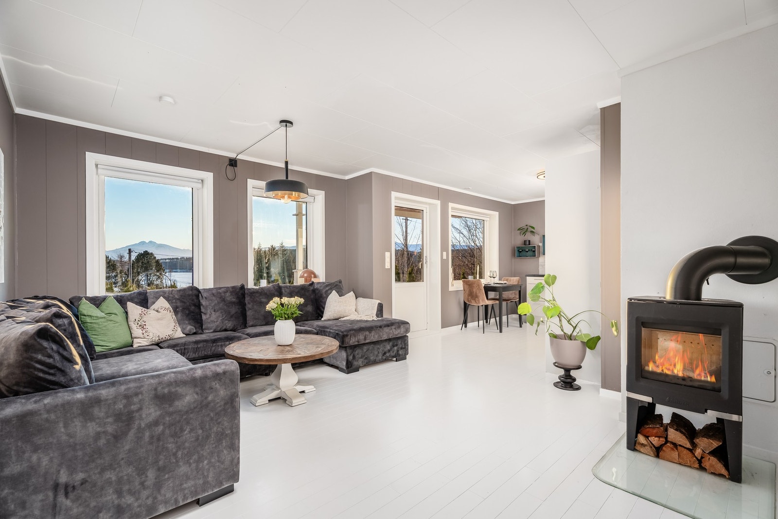 Stue/kjøkken i en praktisk åpen løsning Galleribilde