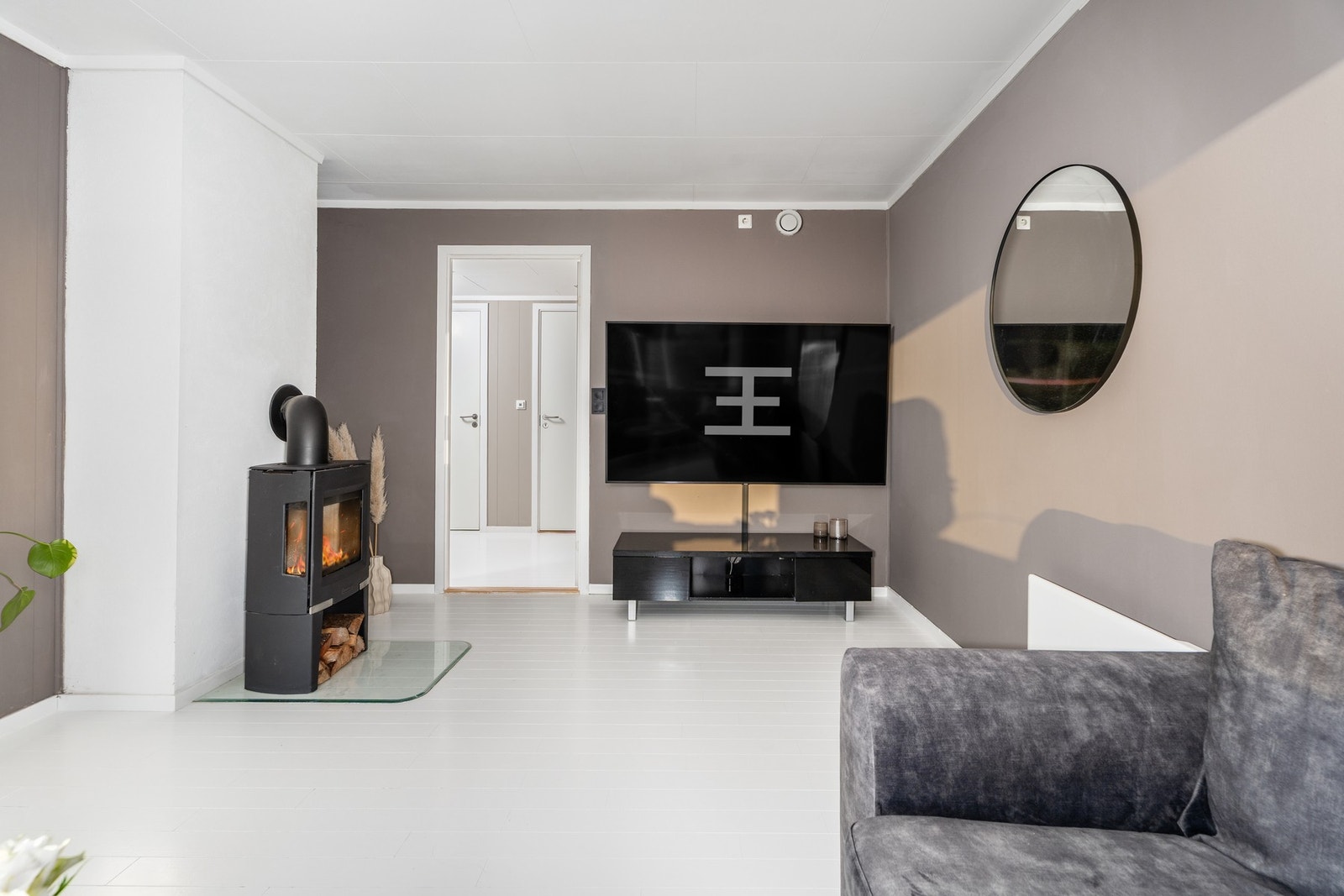 Leiligheten er malt i moderne og tidsriktige farger og har mye sjarm og særpreg! Galleribilde