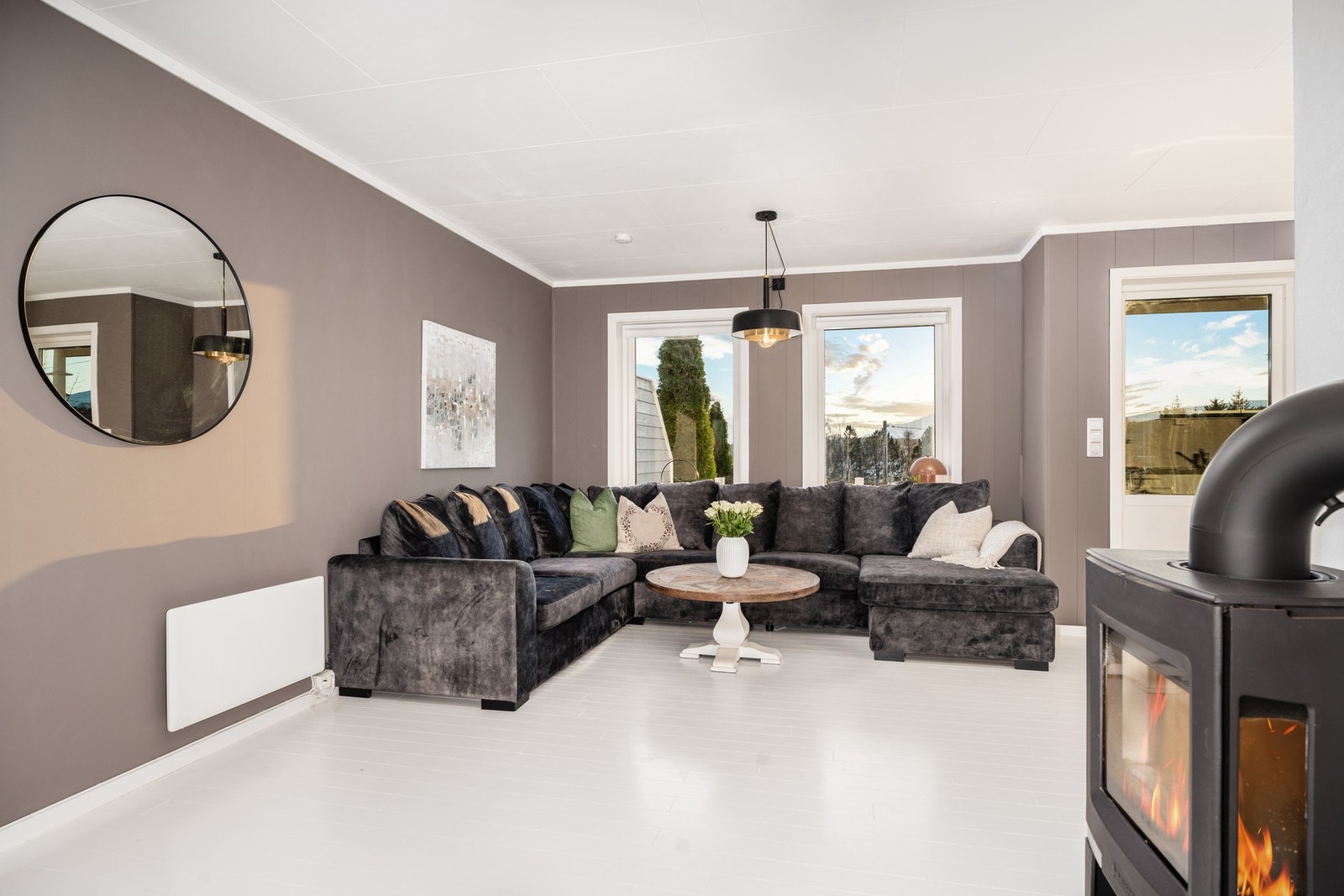 Det er rikelig med naturlig lysinnslipp fra de store vinduene. Enkel oppvarming med den flotte vedovnen Galleribilde