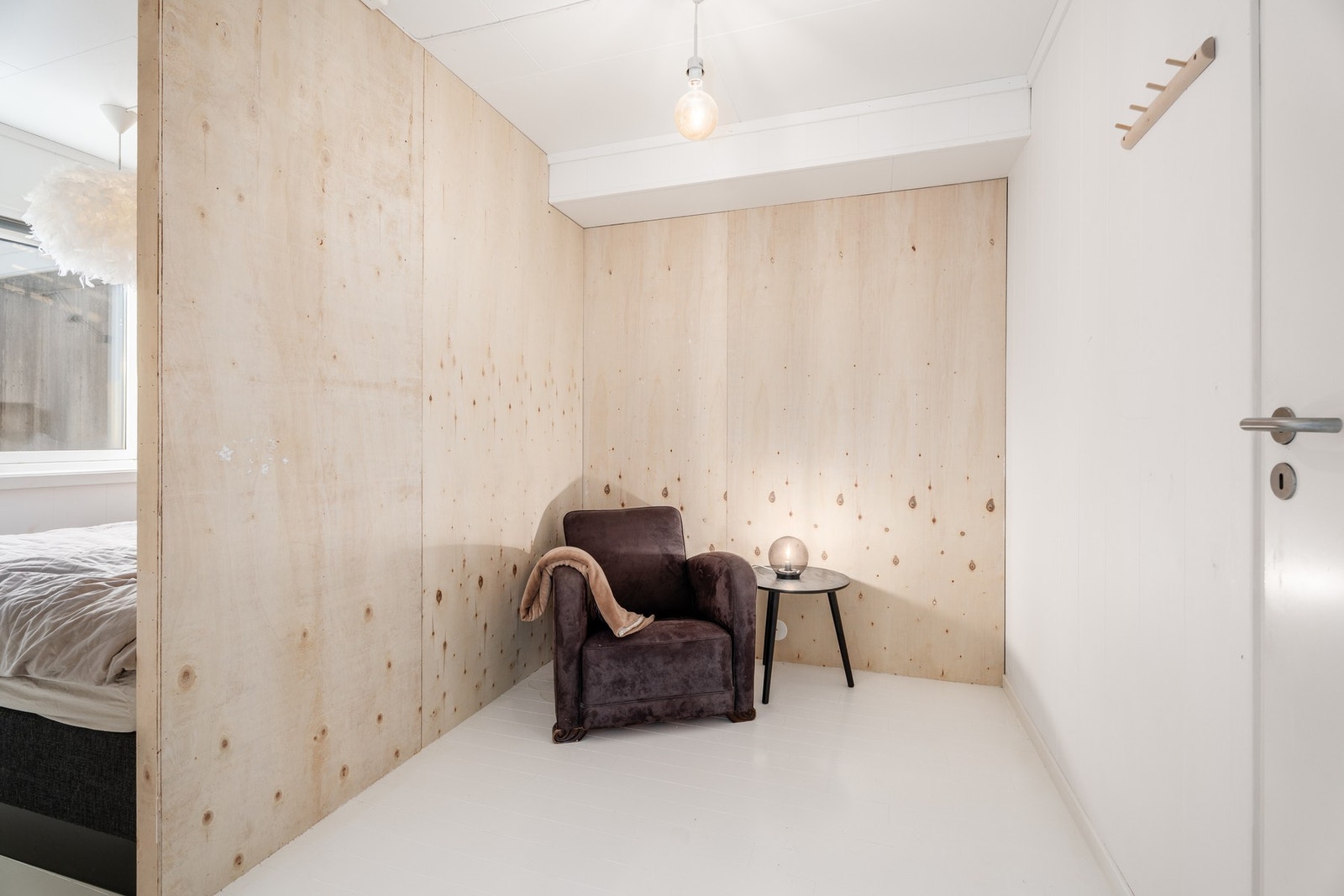 Hovedsoverommet er inndelt i to soner med en lettvegg, denne kan enkelt fjernes om ønskelig. Denne sonen kan f.eks egne seg godt som en garderobe eller walkin Galleribilde